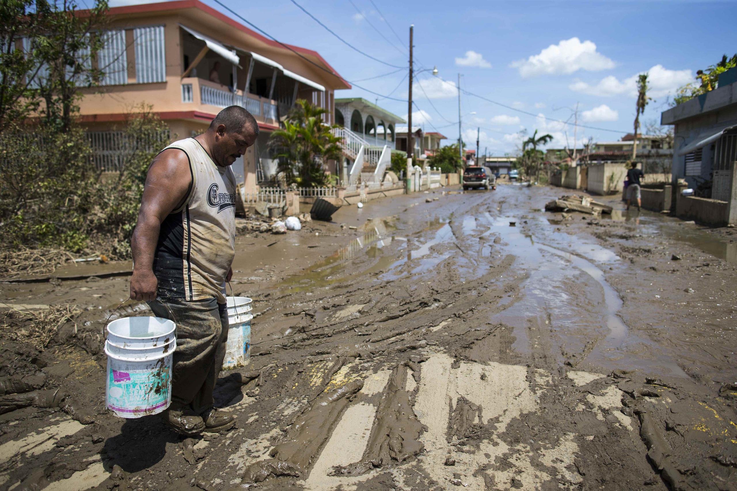 Un vecino de la barriada Toaville en Toa Baja , donde la inundación sobrepasó los 5 pies y el fango se impregnó en las casas.
