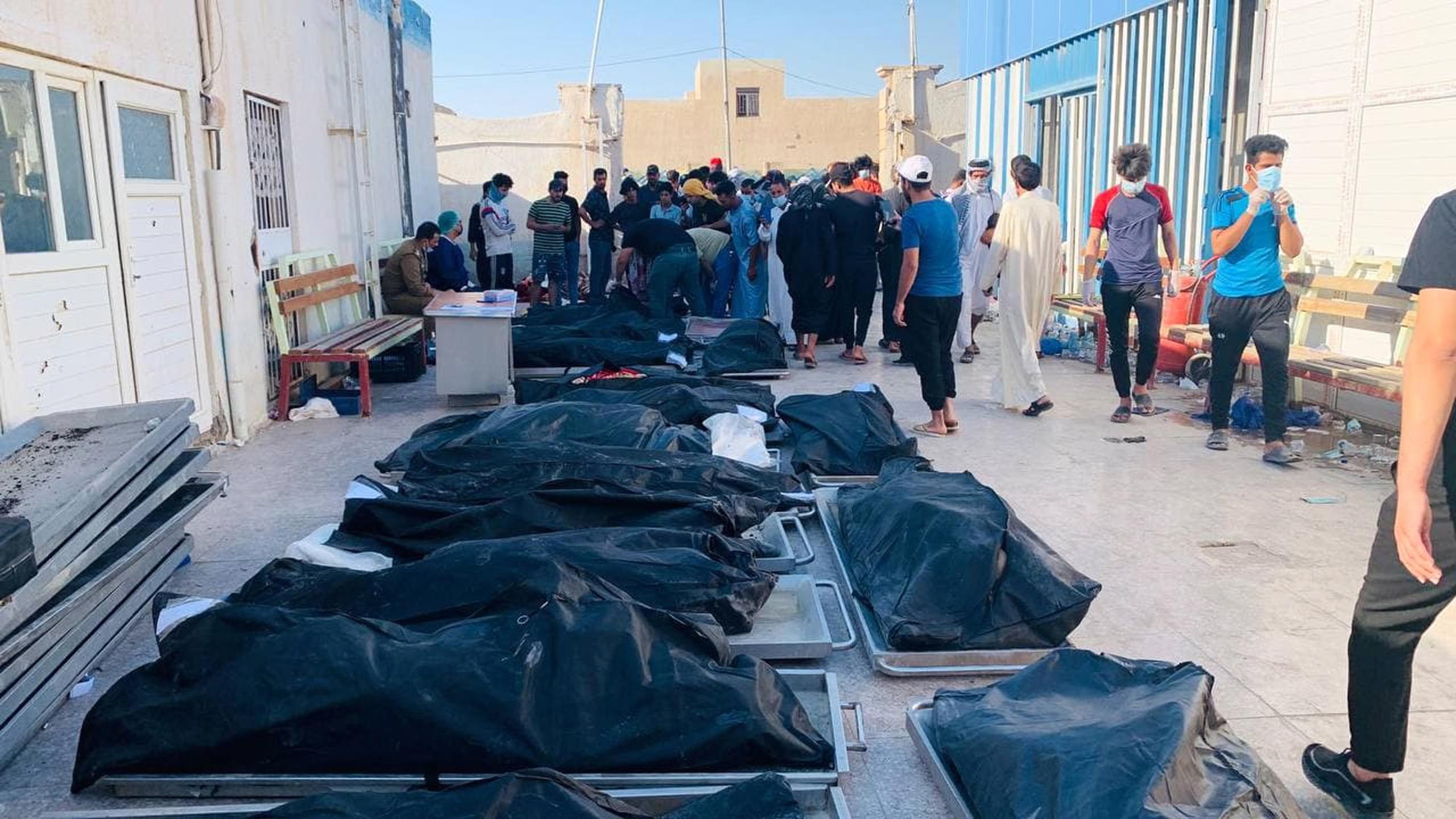 Esta fue la segunda vez que un gran incendio mata a pacientes de COVID-19 en un hospital iraquí este año. En abril, al menos 82 personas fallecieron en el hospital Ibn al-Khatib de Bagdad tras la explosión de un tanque de oxígeno, que causó un incendio.