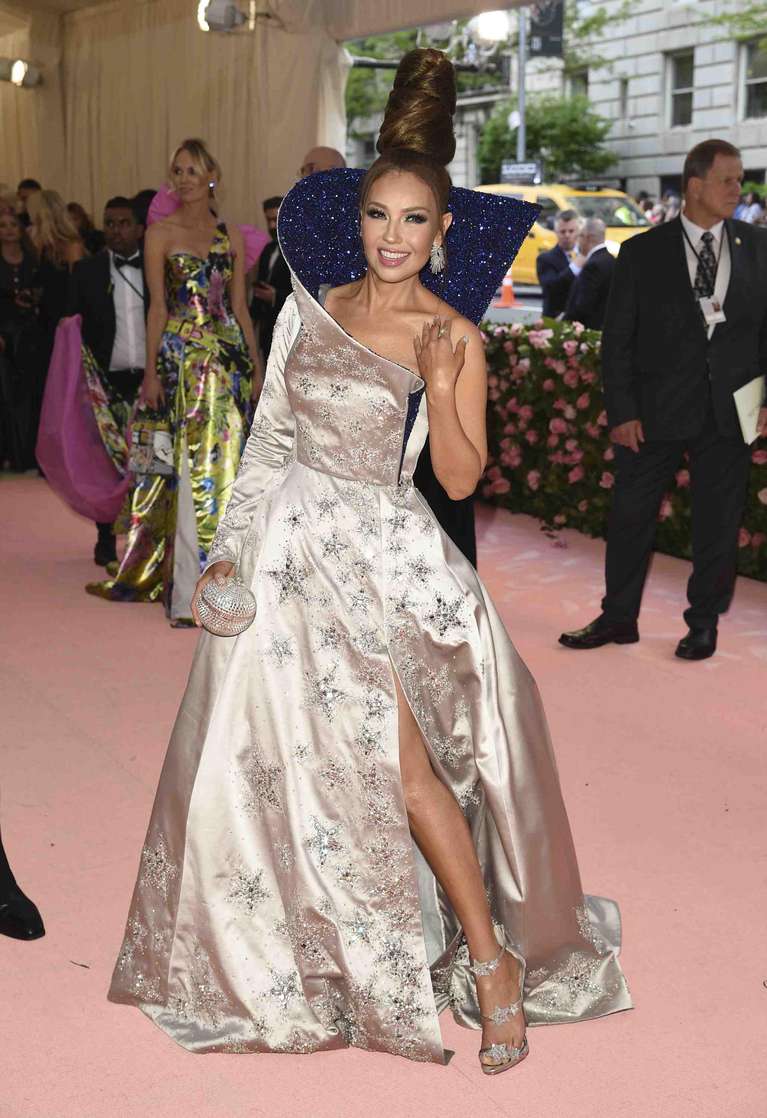 Thalía en su paso por la alfombra de la MET Gala 2019. (Evan Agostini / Invision / AP)