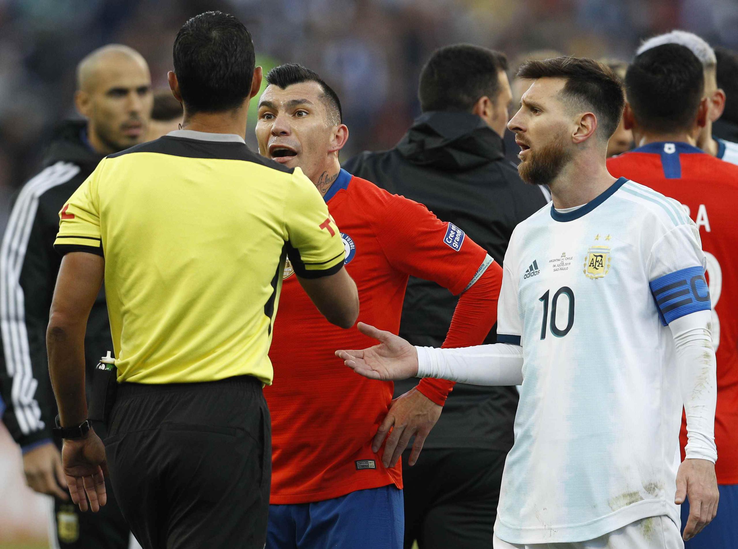 Messi discutiendo con un árbitro. (AP)