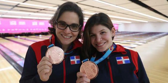 La pareja de Aumi Guerra y Adtris Valiente Viñas (derecha) demuestran orgullosas las preseas de bronce en doble femenino. (juan.martinez@gfrmedia.com)