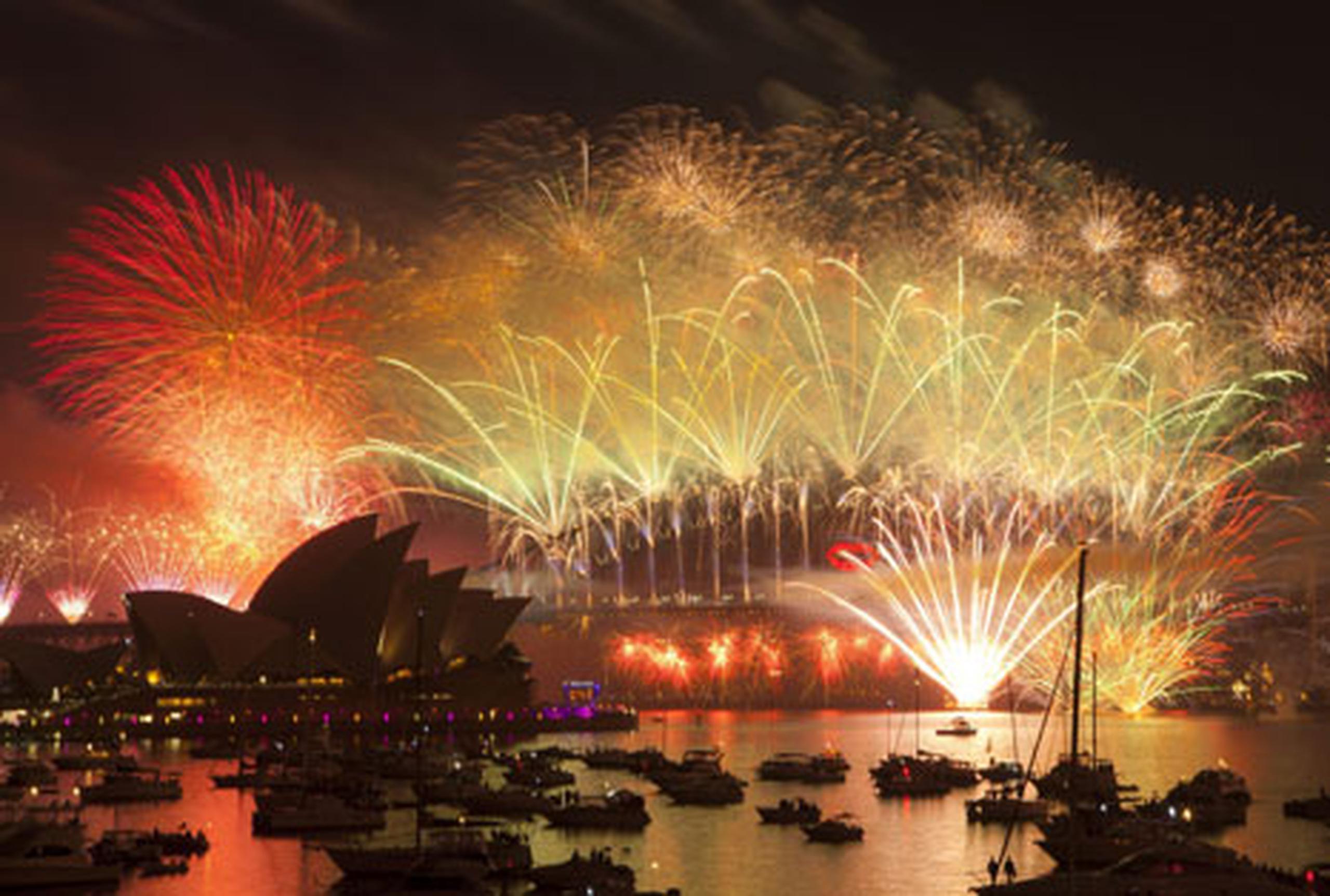 Fuegos artificiales iluminan Sídney (Australia) durante las celebraciones de Año Nuevo. El espectáculo de fuegos de artificio de Sídney, al que el ayuntamiento ha destinado $2,8 millones. (EFE)