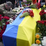 Despiden en Ucrania a un activista que también era soldado