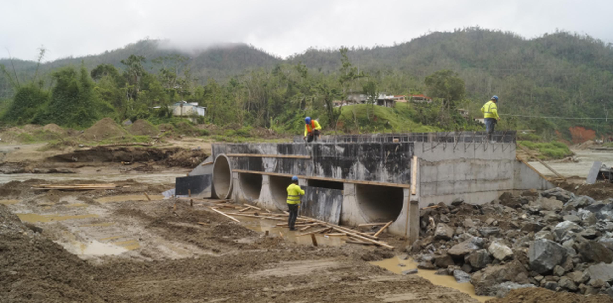 Ante la amenaza de contaminación en los cuerpos de agua, la AAA ordenó la construcción de un puente que permita acceso a la planta de tratamiento de aguas sanitarias y la relocalización de su tubería. (Para Primera Hora / Patricia Isabel Casalduc Serrano)
