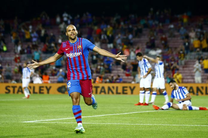 Martin Braithwaite festeja tras anotar el tercer gol del Barcelona durante un duelo en La Liga ante la Real Sociedad en el Camp Nou de Barcelona, España, el domingo 15 de agosto de 2021.
