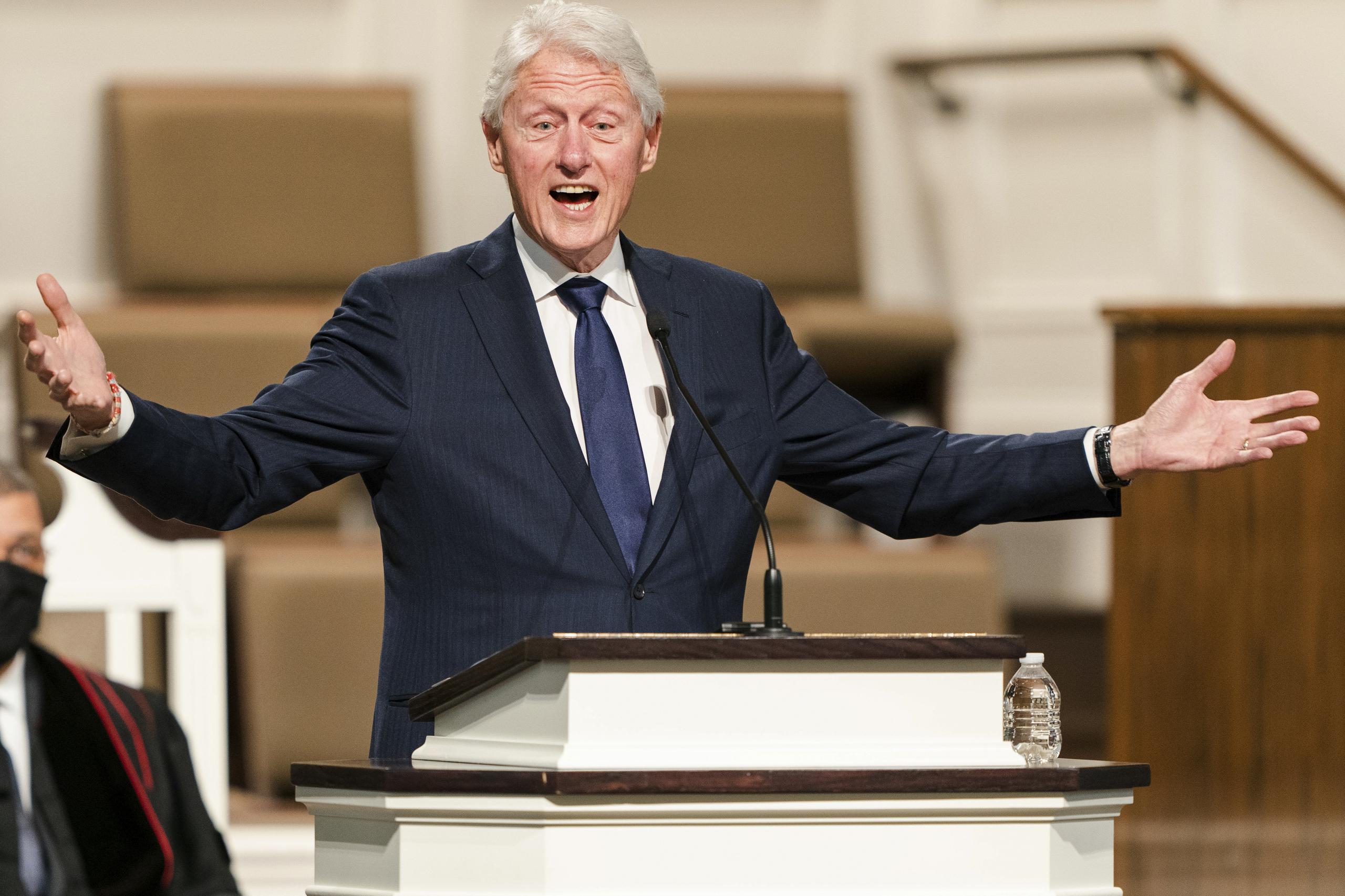 El expresidente Bill Clinton habla durante los servicios funerarios de Henry "Hank" Aaron, en la Iglesia Bautista de la Amistad, en Atlanta.