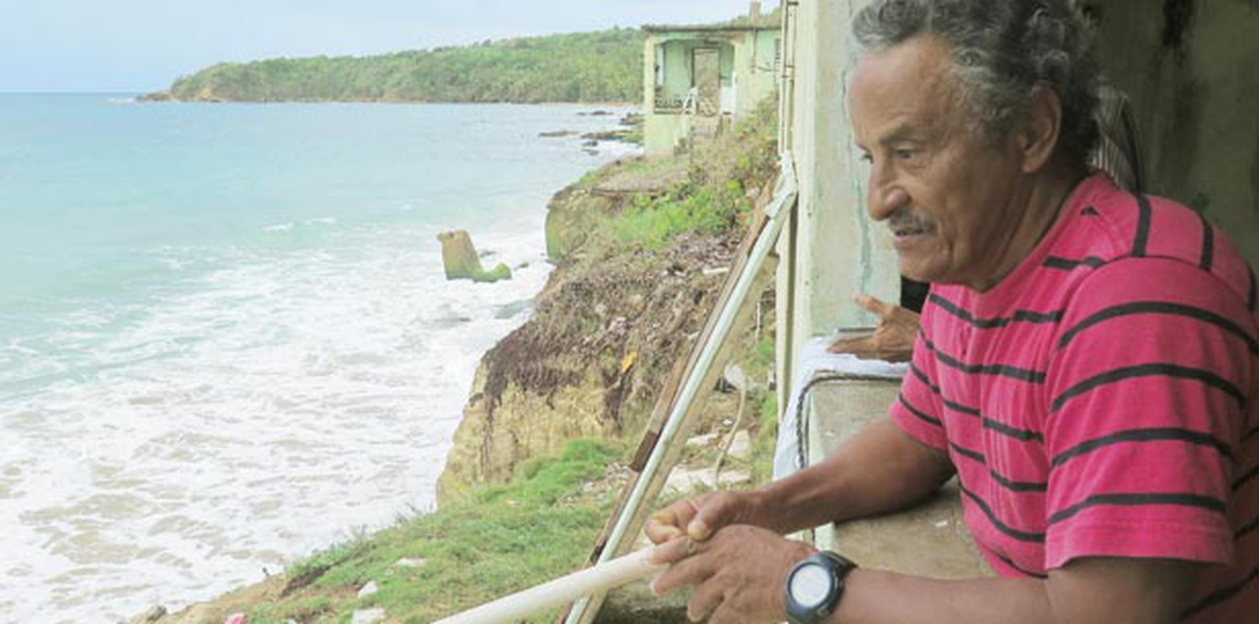Felipe Herrera mira cómo el mar se adentra cada vez más bajo los cimientos de su casa. (agustin.criollo@gfrmedia.com)