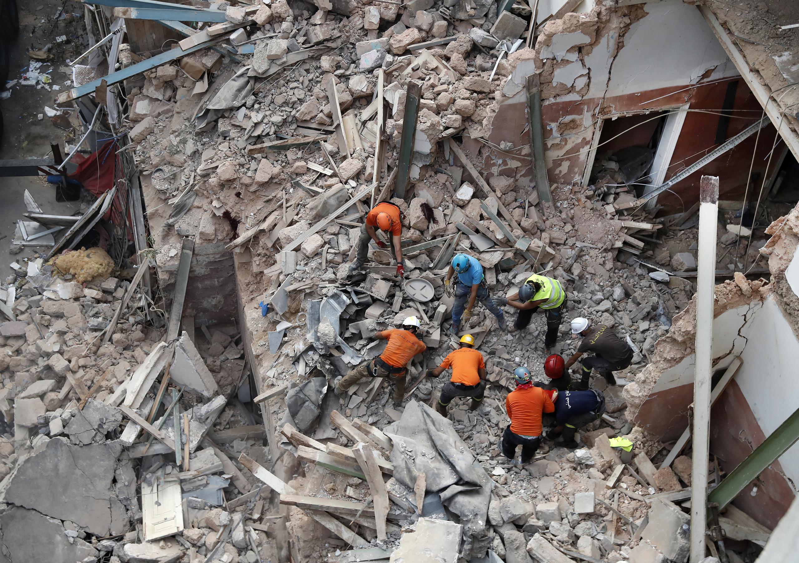 Rescatistas libaneses y chilenos buscan a un sobreviviente entre los escombros de un edificio derruido tras detectar señales.