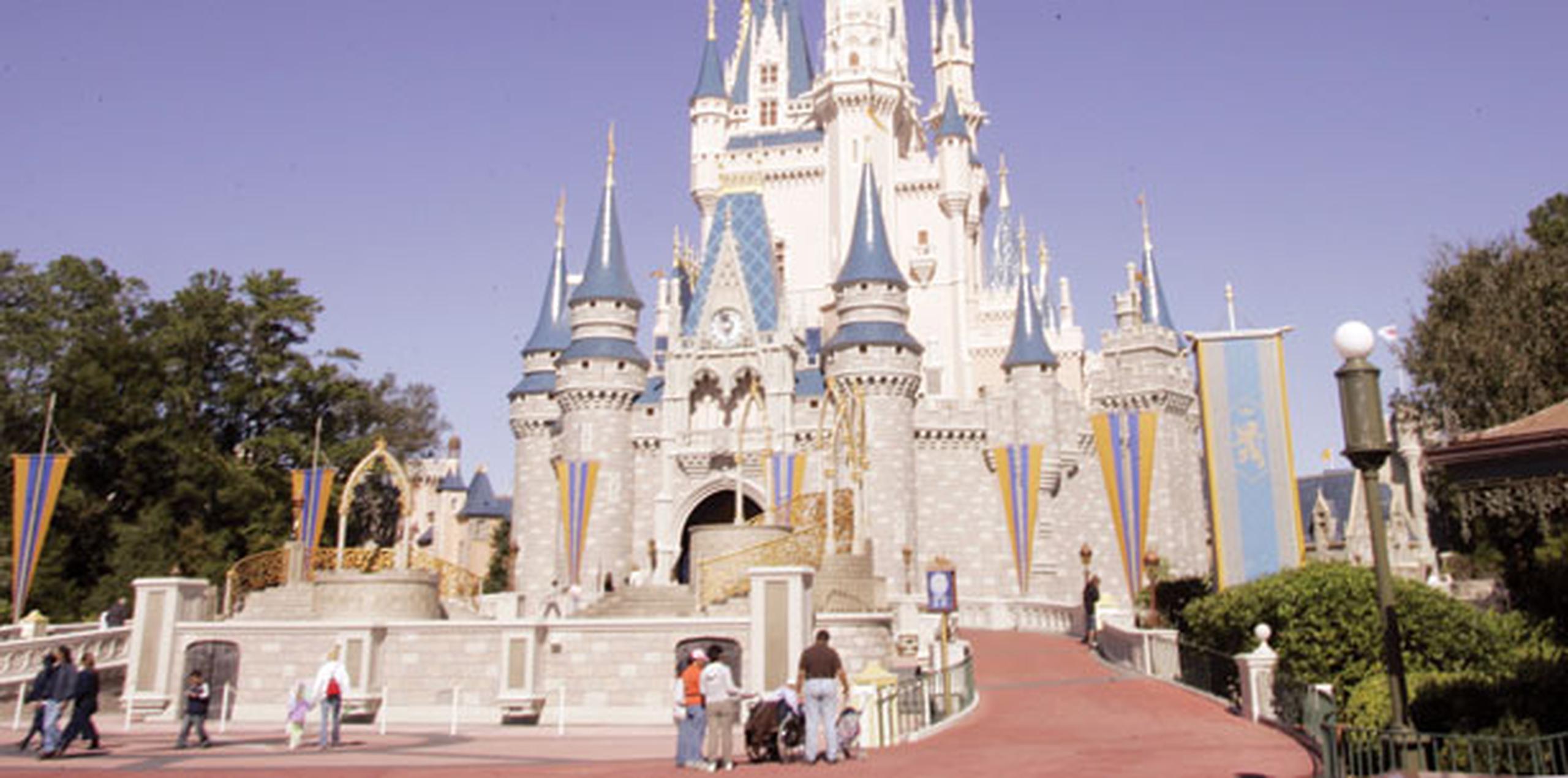 Disney ha seguido viendo un fuerte crecimiento de la asistencia a sus parques temáticos y resorts. (Archivo)