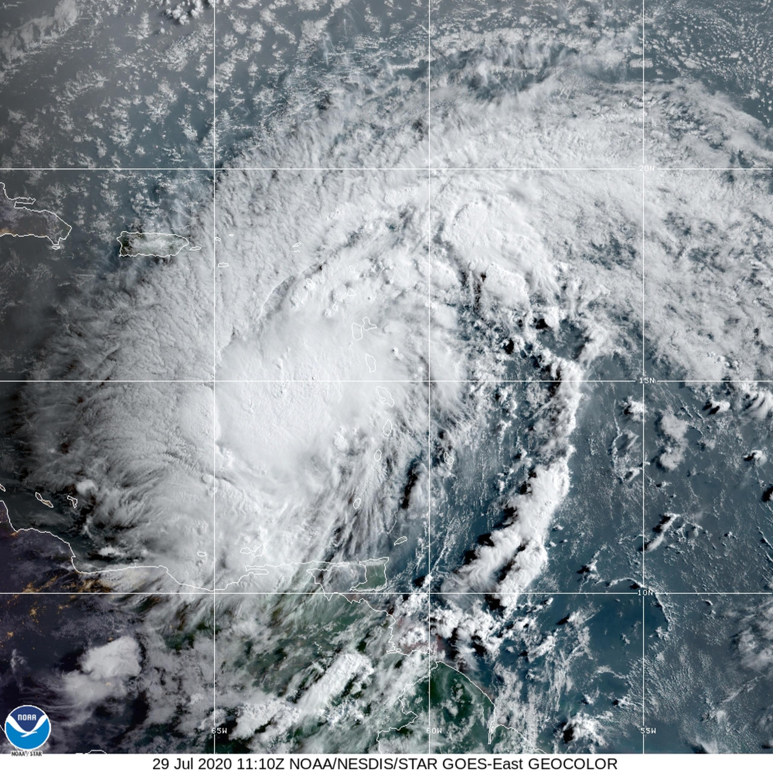 Imagen de satélite del potencial ciclón tropical nueve, sistema por el cual el Centro Nacional de Huracanes emitió un aviso de tormenta tropical para Puerto Rico.