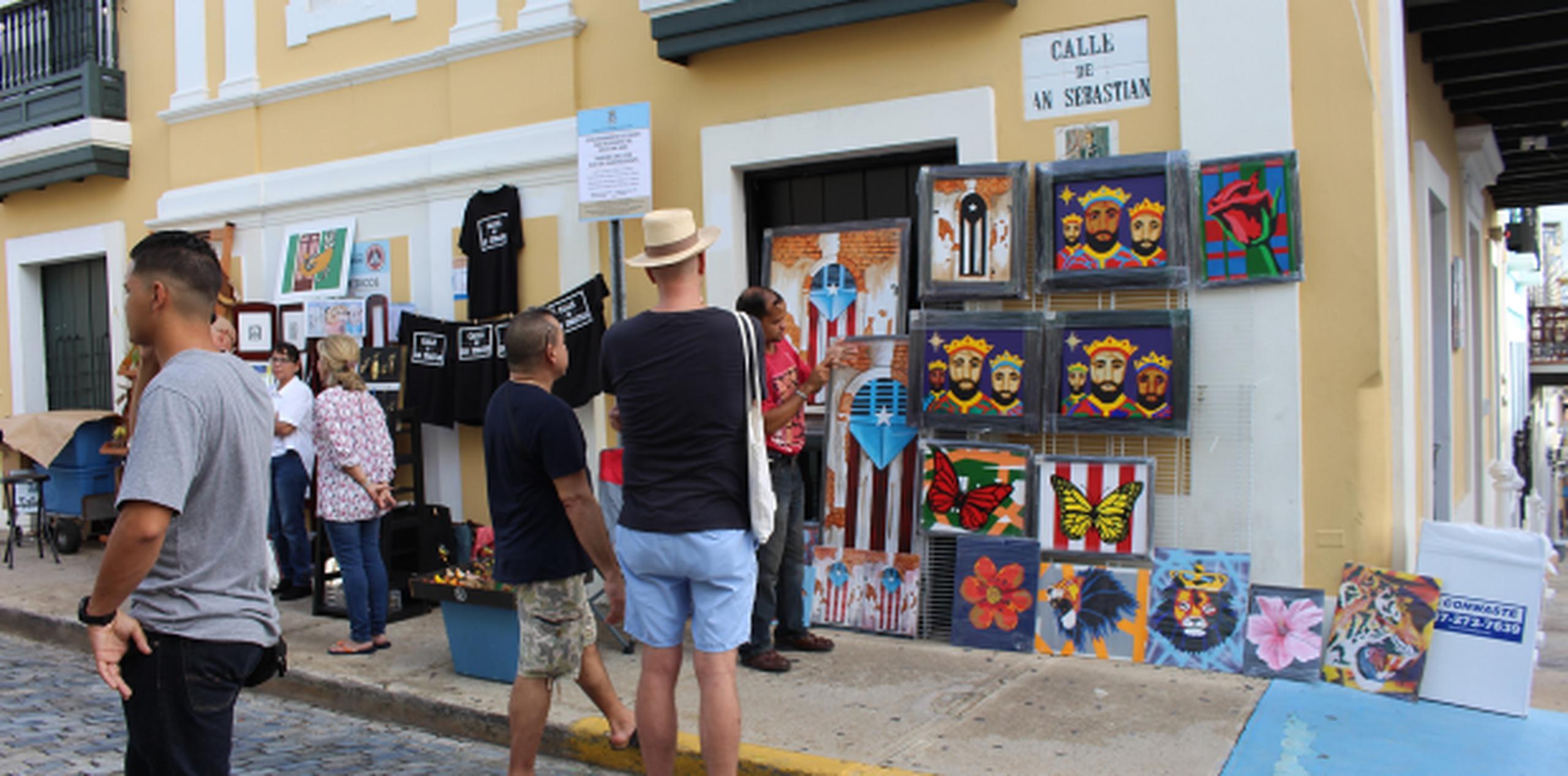 A lo largo de la Calle San Sebastián hay artistas, pero también es notable la baja en la cantidad.(pablo.martinez@gfrmedia.com)