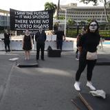 Manifestantes contra el Plan de Ajuste de la Deuda colocan tumbas negras frente al Tribunal federal