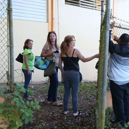 Guardia de escuela rompe portón en Guaynabo  