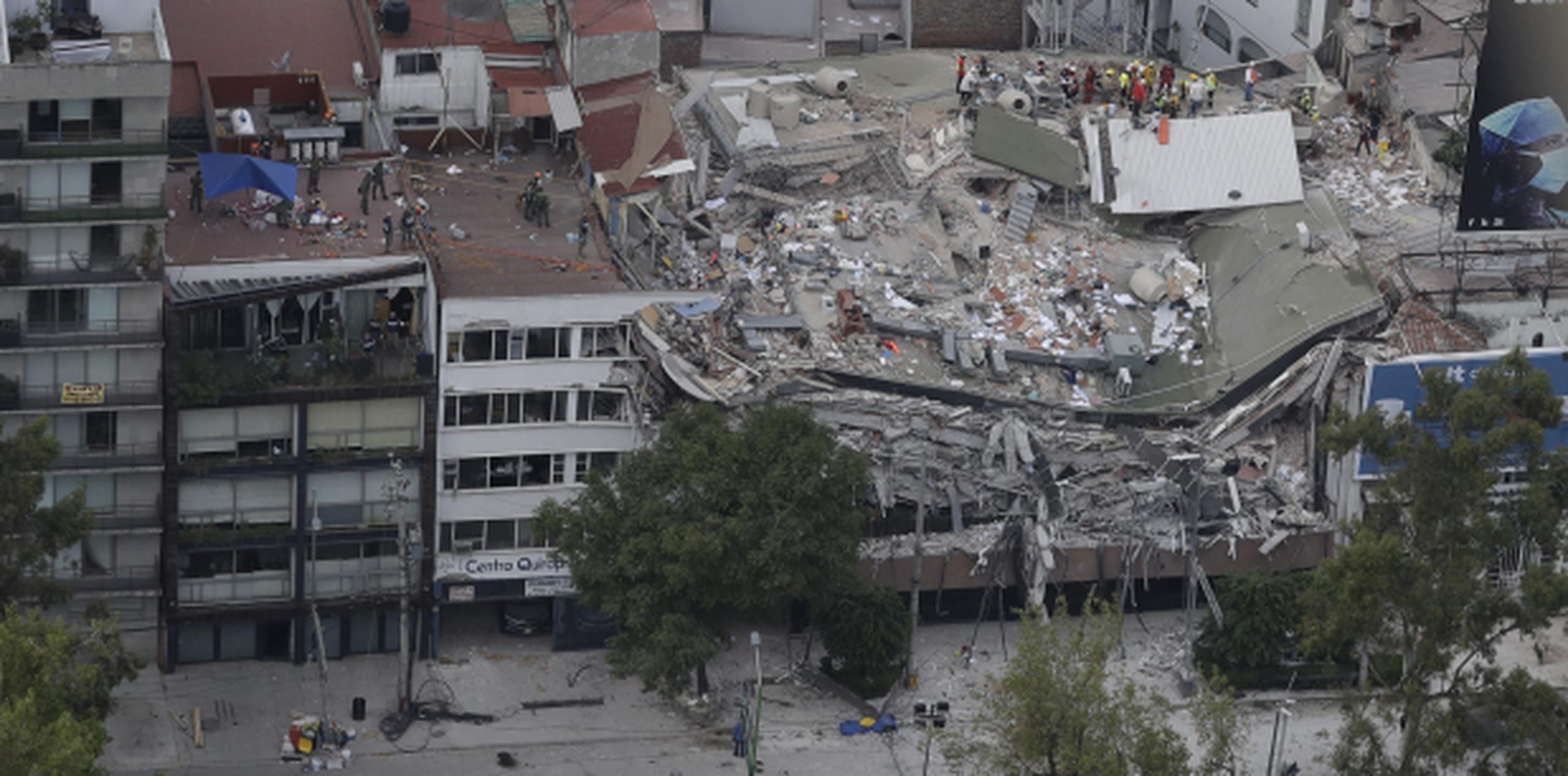 Al menos 94 personas murieron en Ciudad de México, 71 en el estado de Morelos, 43 en Puebla, 12 en el estado de México que rodea la capital, cuatro en Guerrero y uno en Oaxaca. (AP / Rebecca Blackwell)
