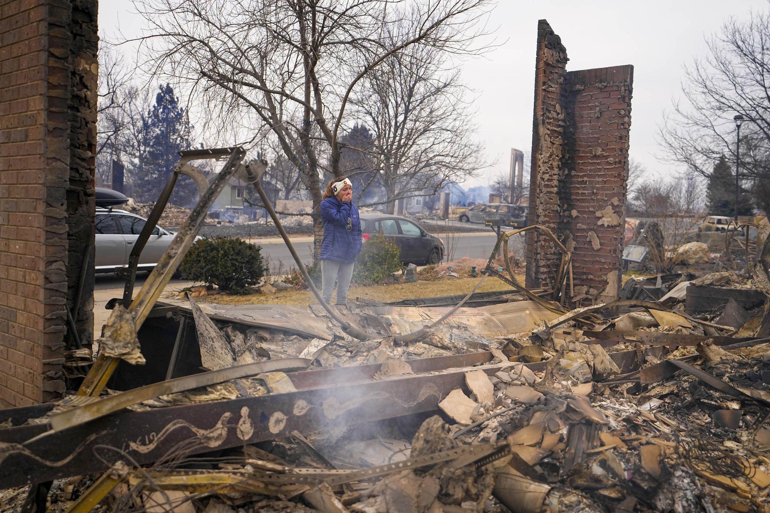 ARCHIVO - Una mujer reacciona al ver los restos de la casa de su madre destruida por el incendio forestal en Colorado el 31 de diciembre de 2021. 
(Foto AP/Jack Dempsey, archivo)