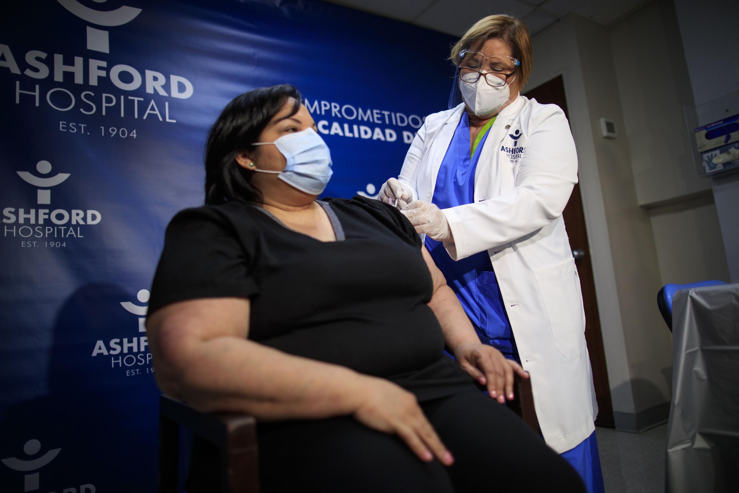 El 15 de noviembre de 2020, la epidemióloga Hilda Alemán administró la primera vacuna contra el COVID-19 en Puerto Rico a la terapista respiratoria Yahaira Alicea.