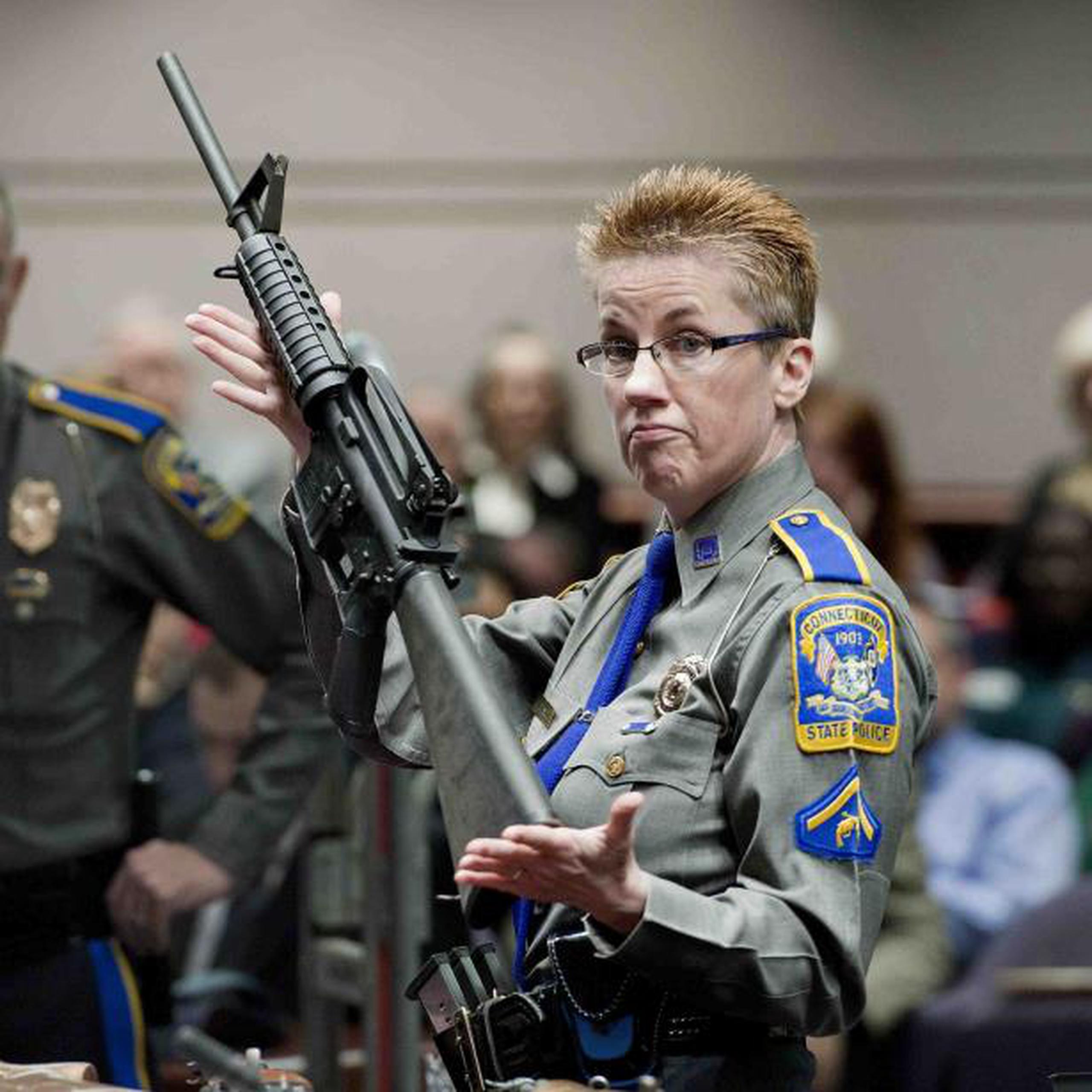 En esta foto del 28 de enero de 2013, la detective Barbara Mattson, de la policía estatal de Connecticut, muestra un fusil AR-15 Bushmaster, el mismo modelo utilizado en la masacre de Sandy Hook. (AP / Jessica Hill)