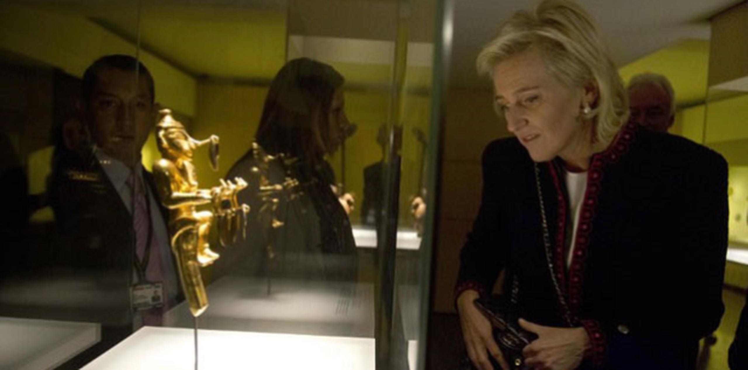 La hermana del actual rey belga Felipe, Astrid de Bélgica, se dejó guiar en ambas visitas, en las que se combinó el oro con las coloridas obras pictóricas del Museo de Arte Moderno de Bogotá (Mambo). (AFP)