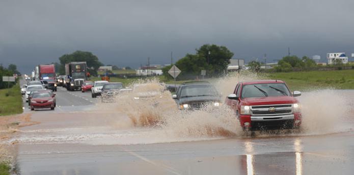 El diluvio inundó caminos y obligó al cierre de carreteras en 17 condados de Kansas, junto con más de 330 caminos de Missouri. (AP)