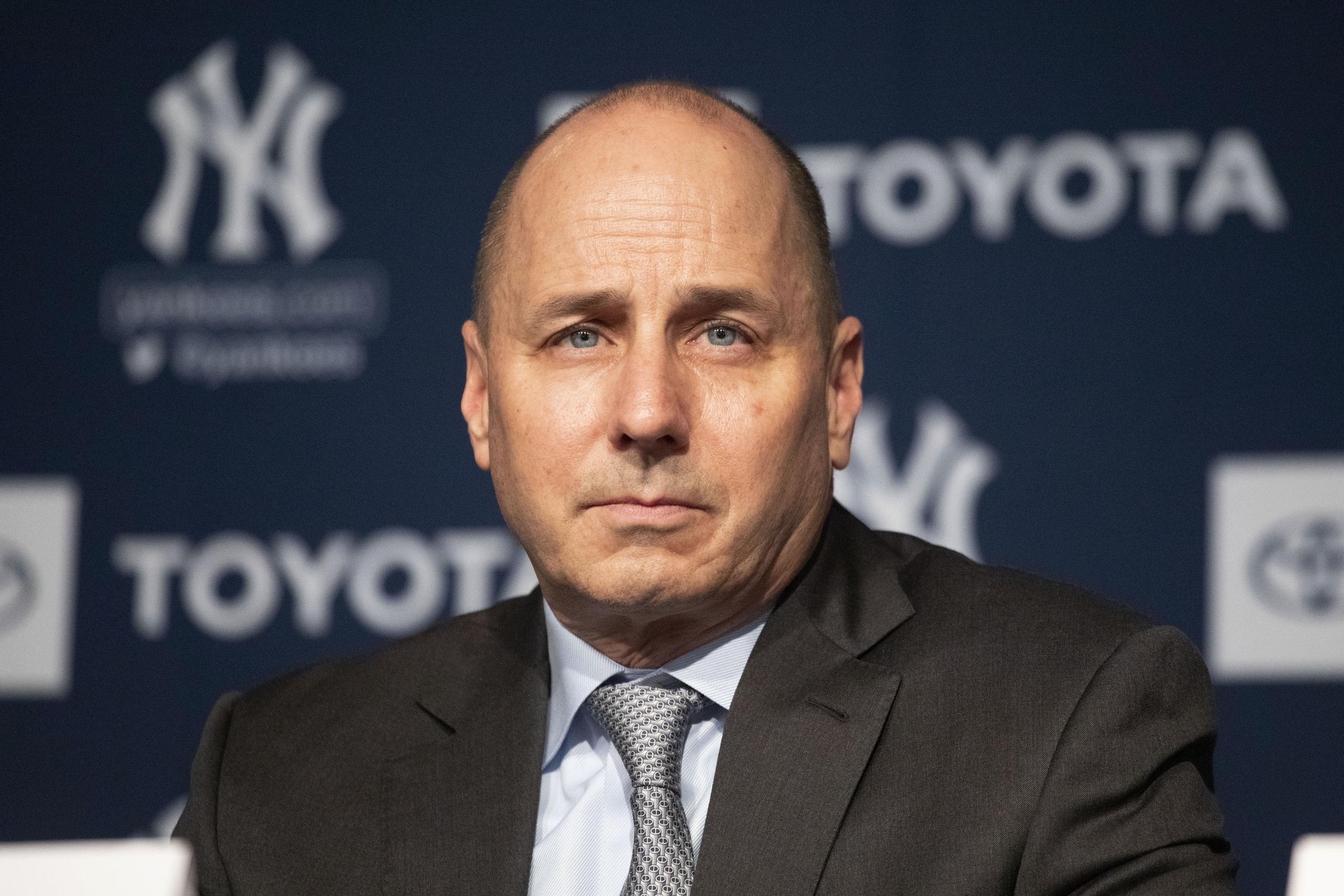Brian Cashman sigue trabajando como gerente general de los Yankees pese a que su contrato ya expiró. Al momento dice que el dueño del equipo le ha dicho que quiere retenerlo en la organización.
