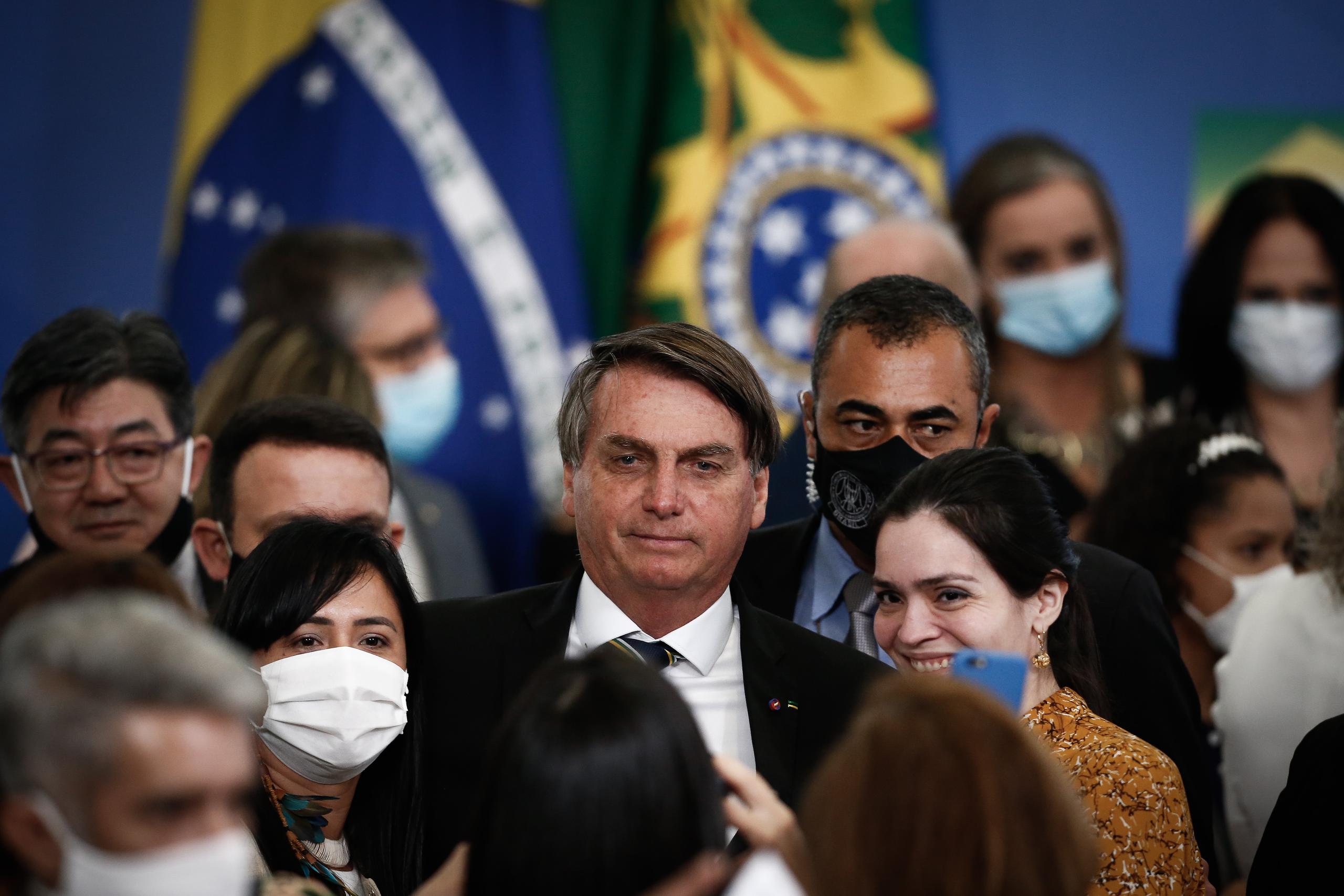 El presidente Jair Bolsonaro en el medio de la foto.