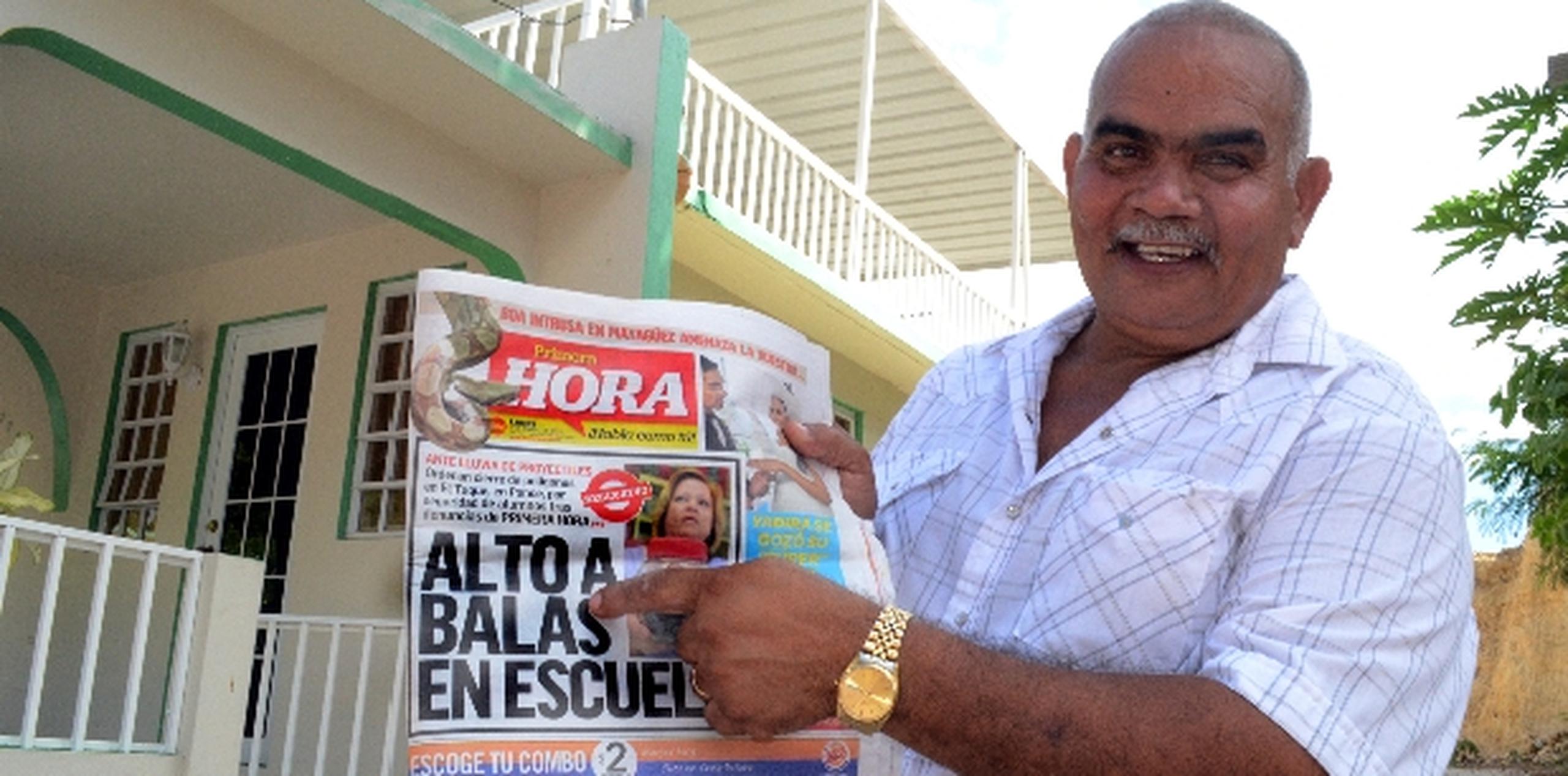 Con una gran sonrisa, Ángel Báez celebra la gran noticia que les llegó a través de Primera Hora. (Para Primera Hora / Edgar Vázquez Colón)