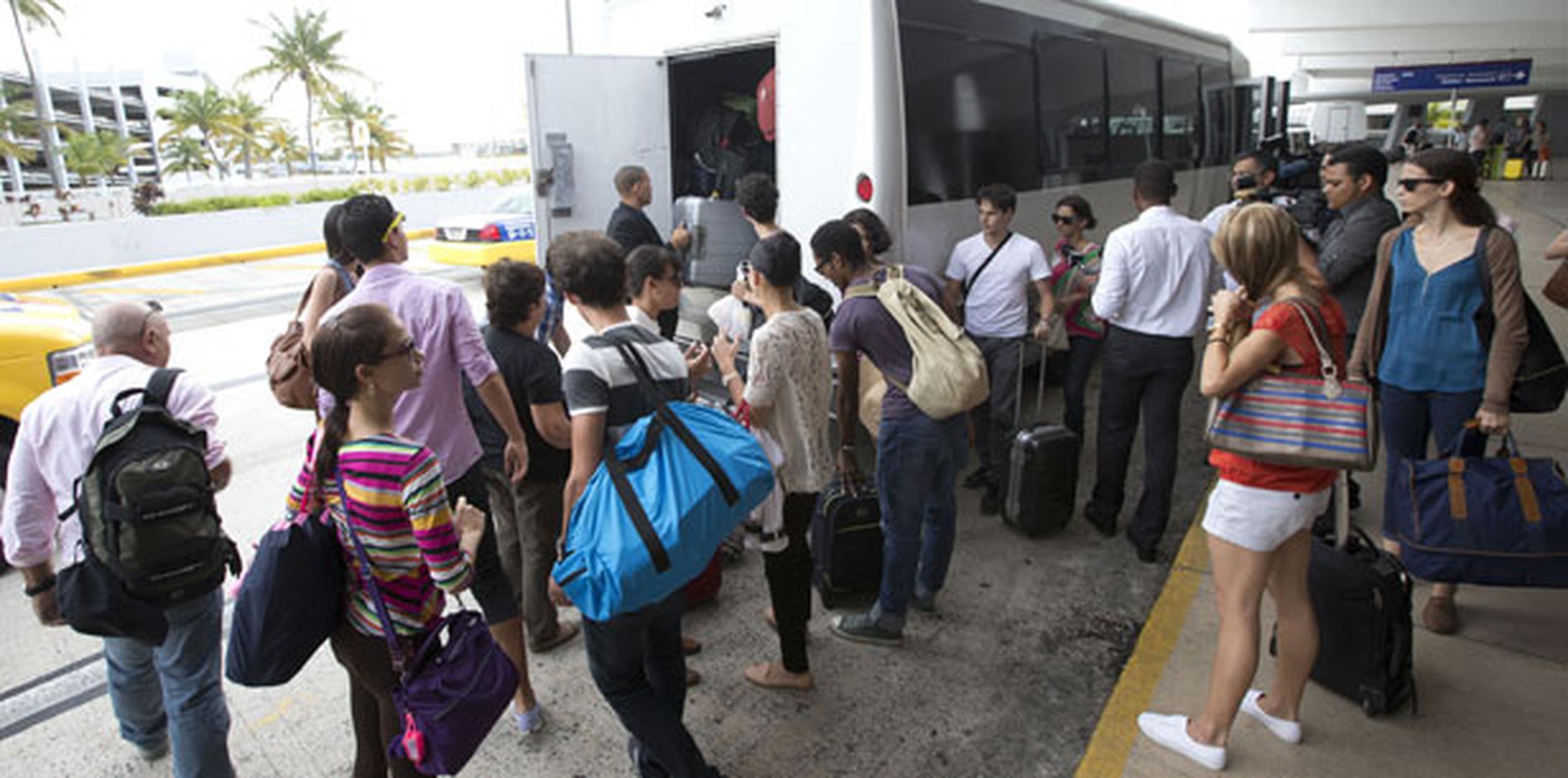 Algunos de los miembros del Ballet Nacional de Cuba llegan al aeropuerto para salir a Panamá. (tonito.zayas@gfrmedia.com)