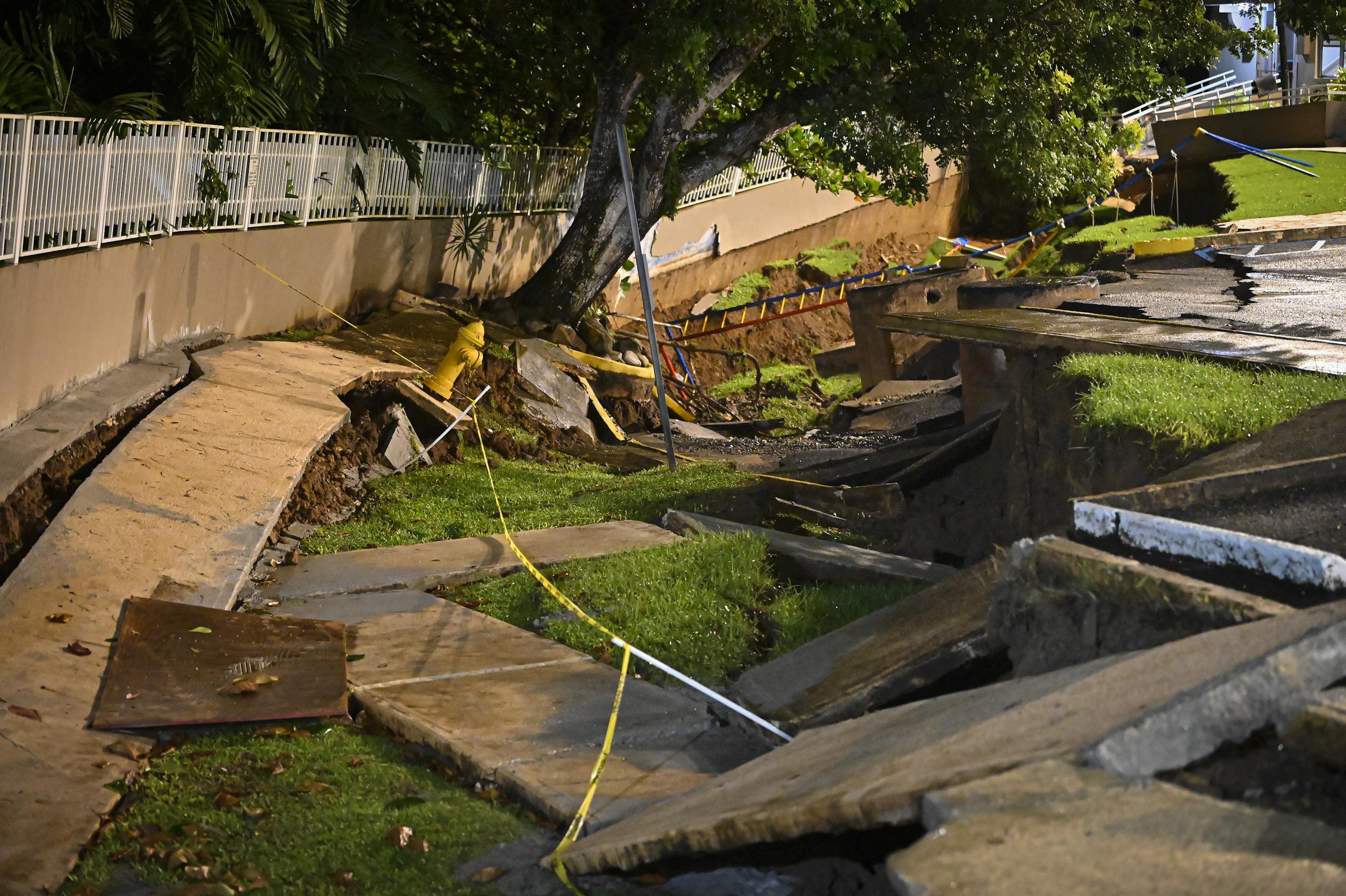 La entrada municipal a los apartamentos quedó socavada a causa de las fuertes lluvias producto del huracán Fiona.