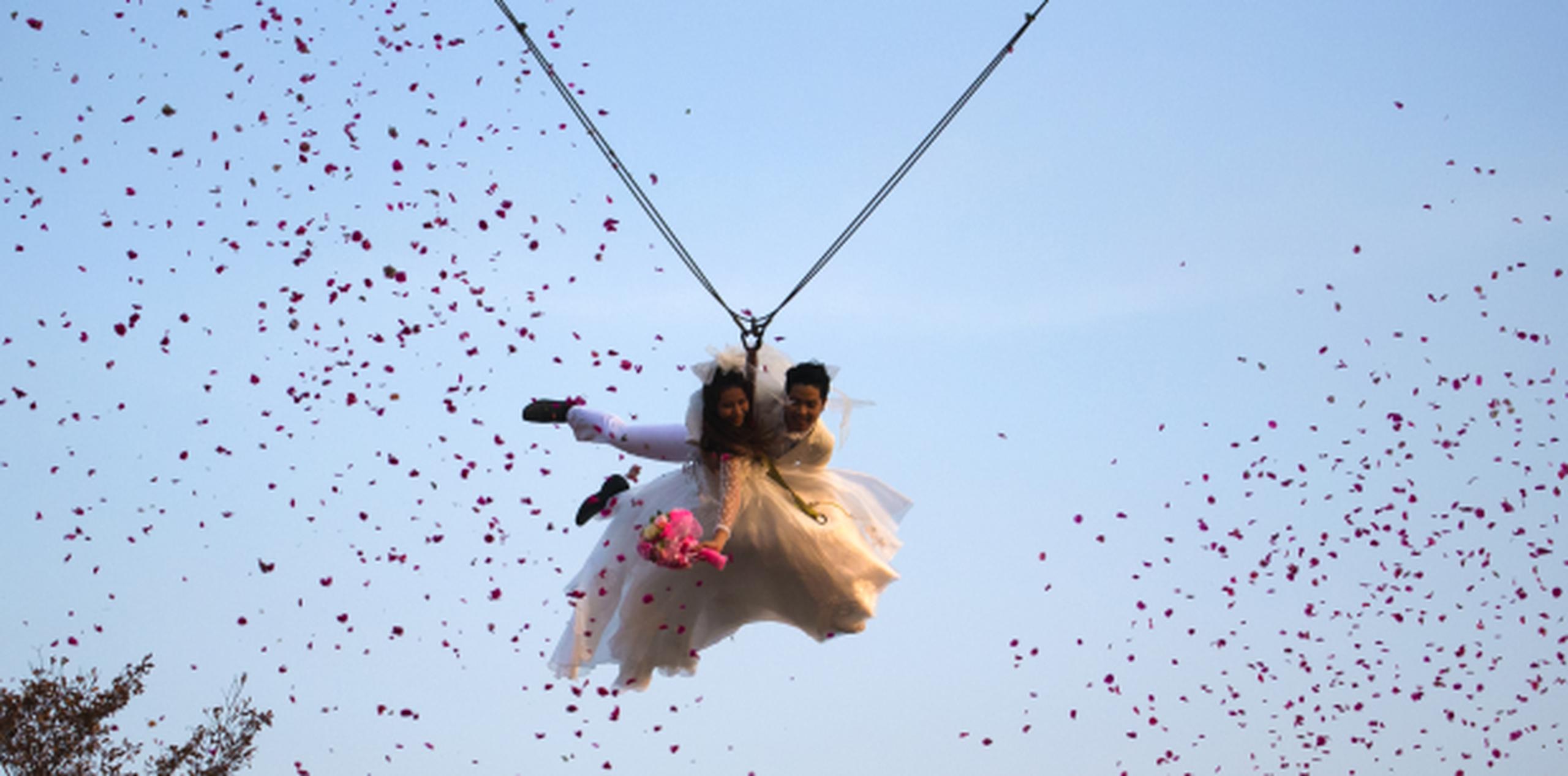 Mientras en Pakistán reina la duda, en Tailandia varias parejas se casaron como parte de un evento relacionado a San Valentín que incluyó lanzarse en una especie de paracaídas. (AP)