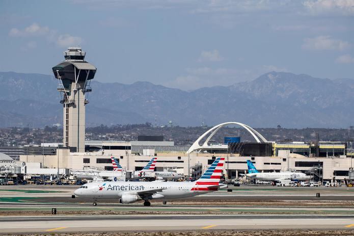Aviones de American Airlines y JetBlue en el Aeropuerto Internacional de Los Ángeles.