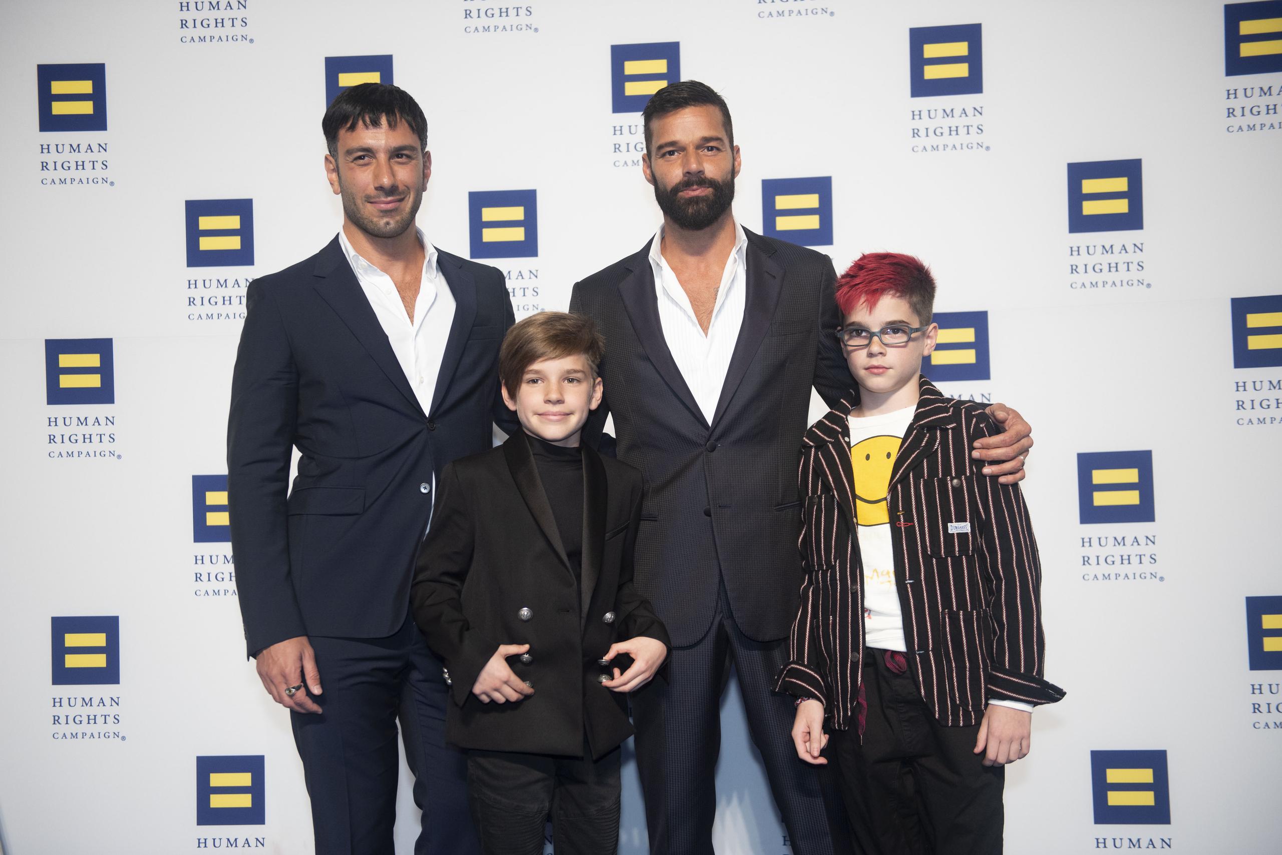 El cantante junto con su esposo  Jwan Yosef y sus hijos Matteo y Valentino.
