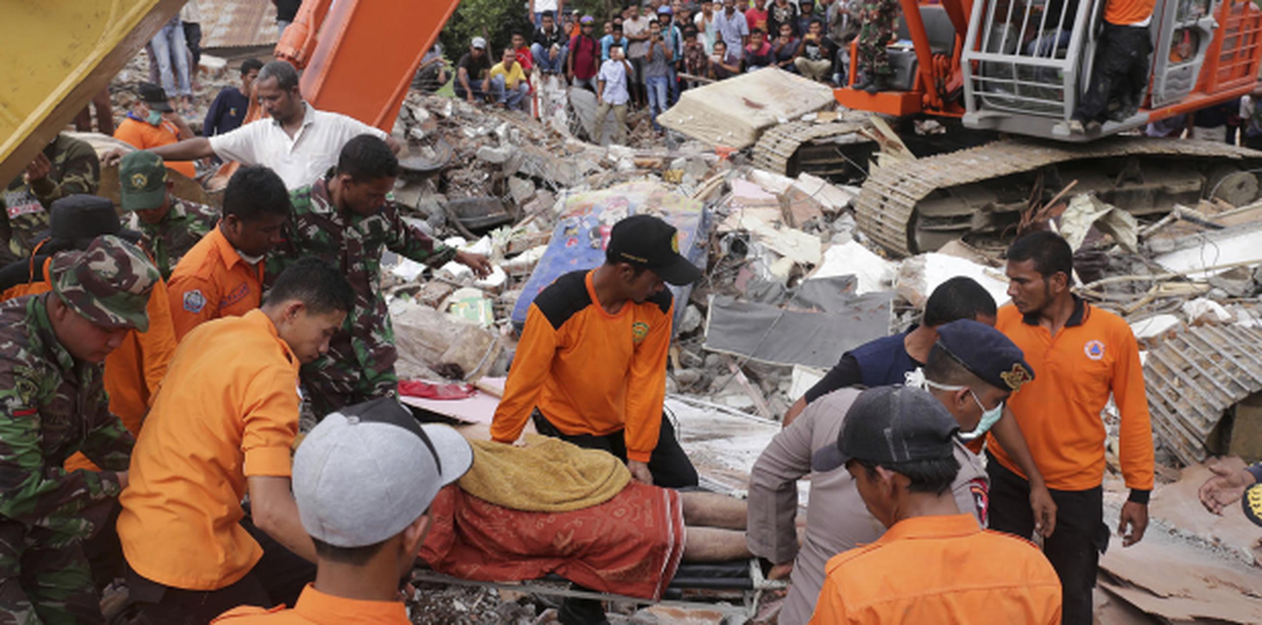 Rescatistas recuperan el cuerpo de una de las víctimas fatales del terremoto que sacudió la provincia de Aceh, en el noroeste de la isla de Sumatra. (AP/Heri Juanda)
