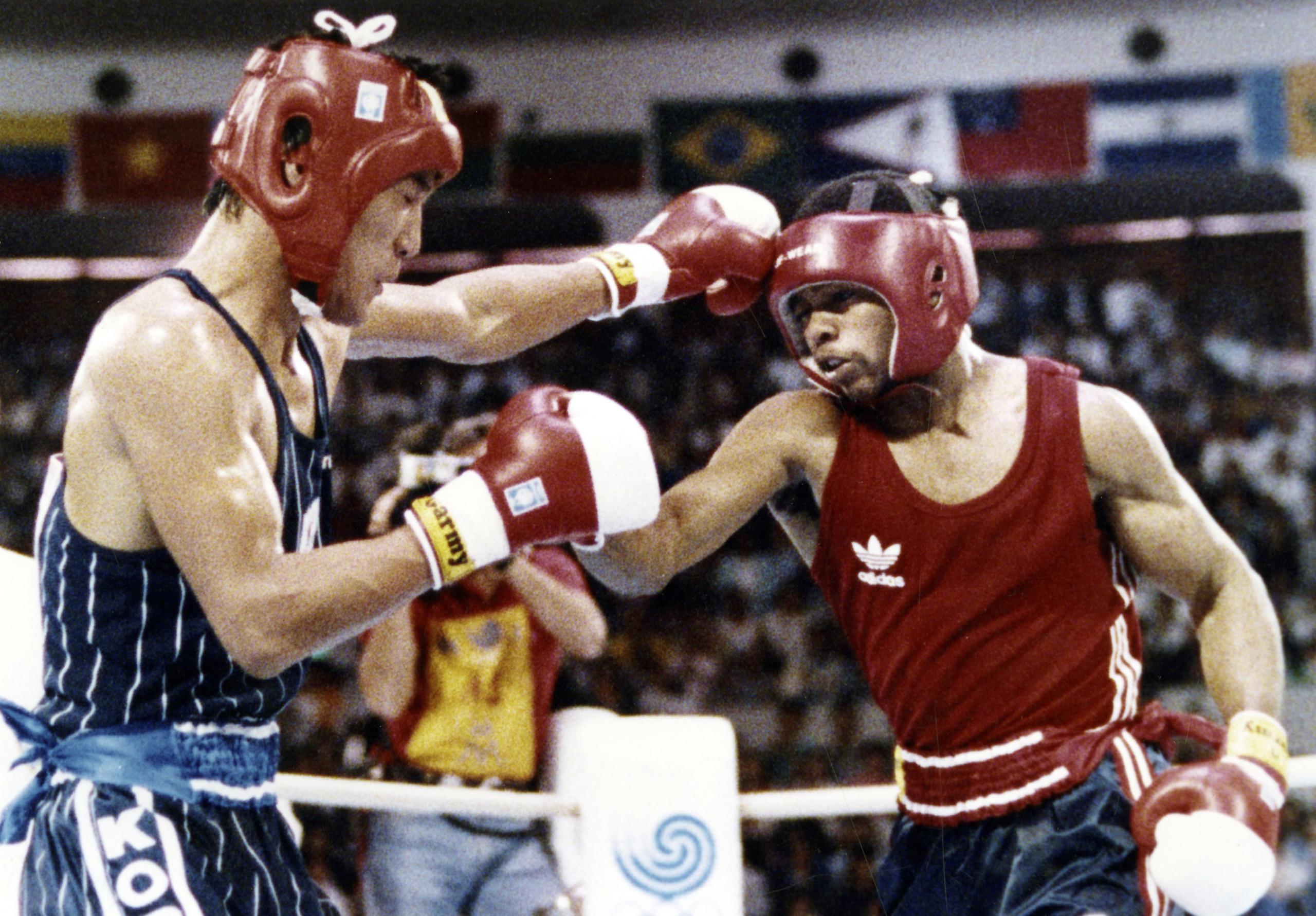 Park Si-hun (izq) y Roy Jones intercambian golpes durante la final de  los mediano junior de los Juegos Olímpicos de Seúl el 2 de octubre de 1988.