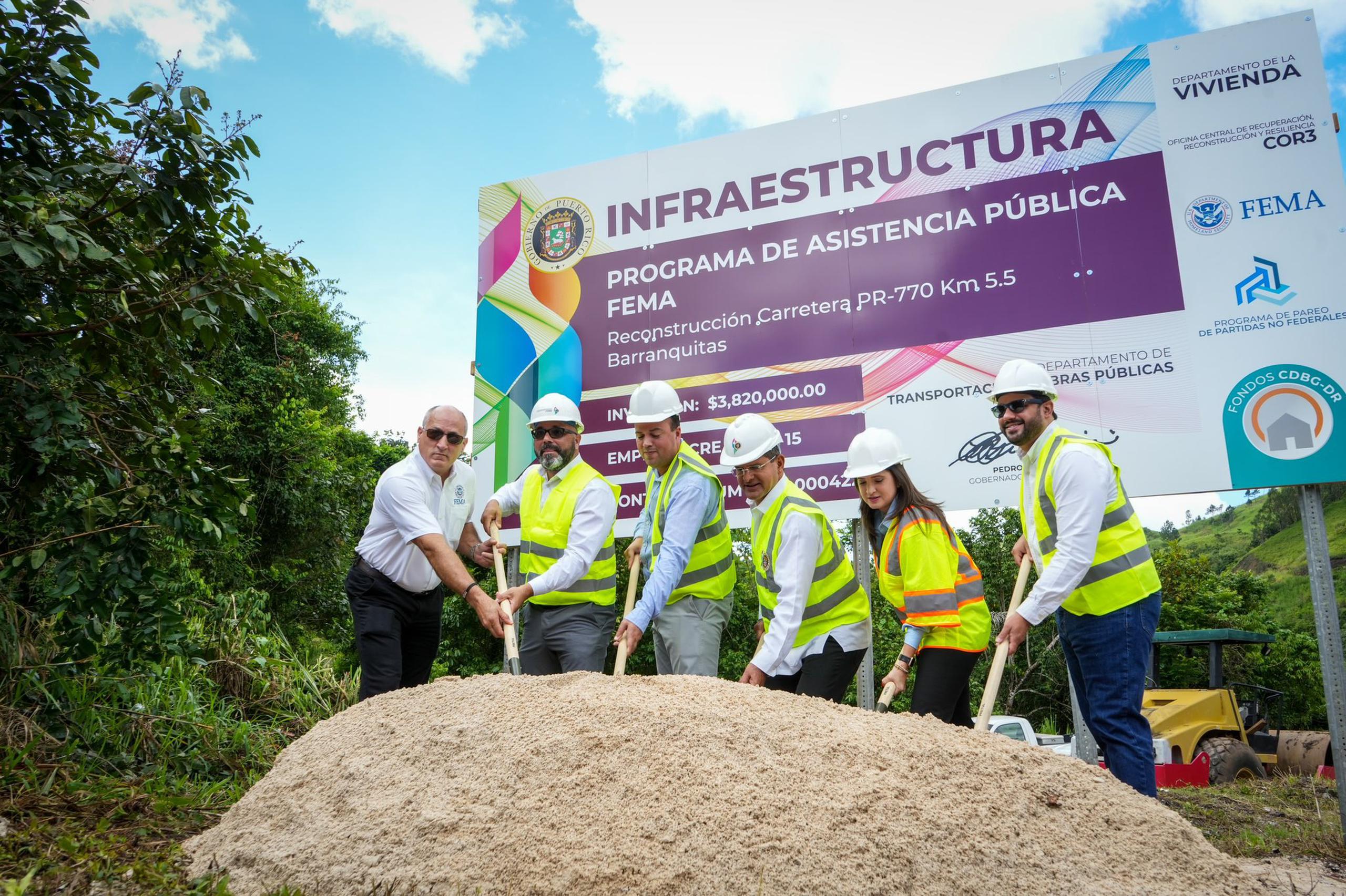El gobernador Pedro Pierluisi, otros funcionarios de su administración y de FEMA ponen la primera piedra de lo que será el nuevo puente de la carretera PR-770, en el barrio Cañabón de Barranquitas.
