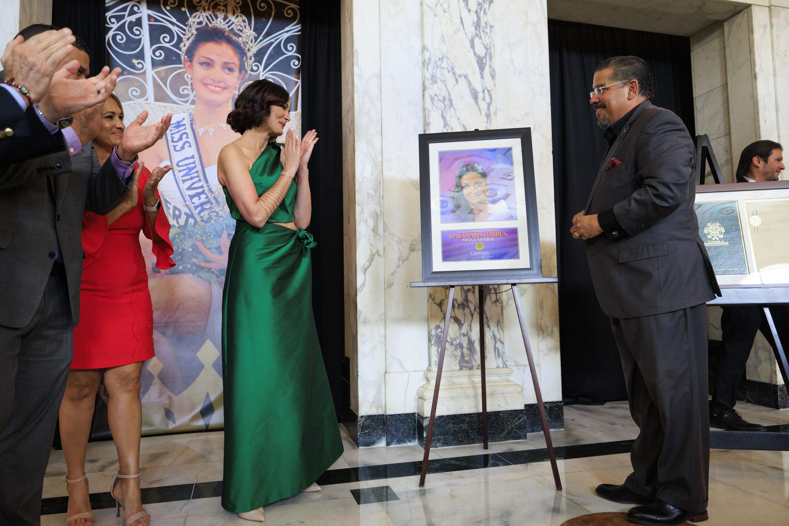 Durante el acto recibió del presidente cameral, Rafael "Tatito" Hernández, una pieza conmemorativa con su imagen del artista Marcos Alegría.