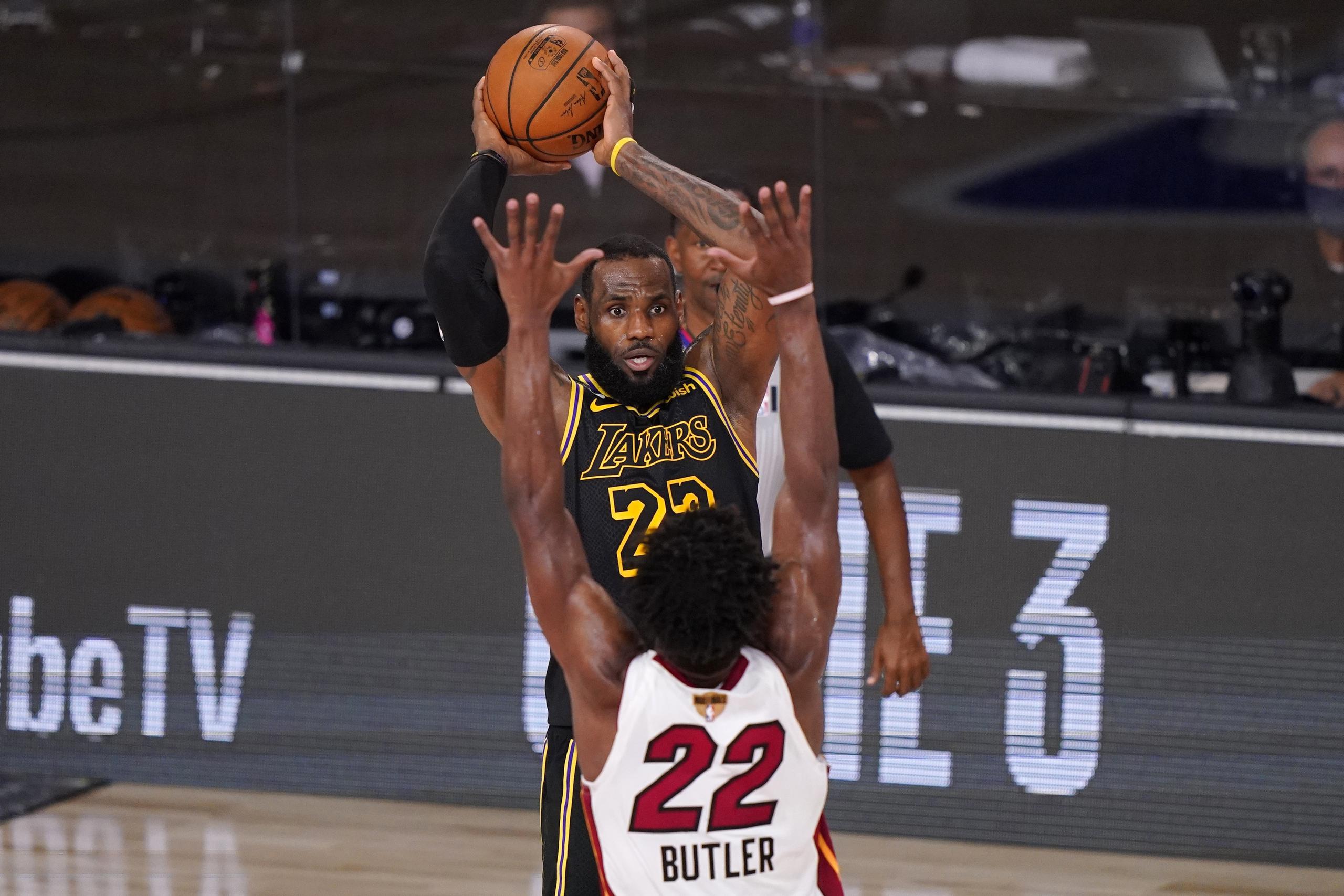 LeBron James enfrenta a Jimmy Butler durante el segundo partido de las Finales de la NBA entre los Lakers y el Heat.