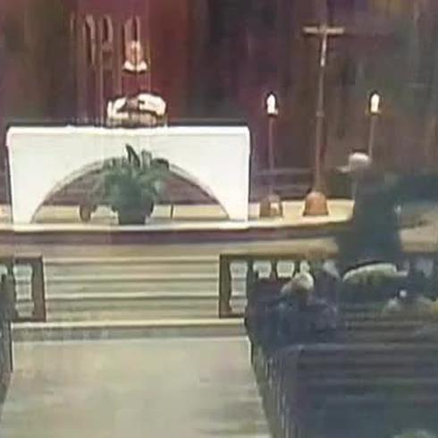 Apuñalan a un sacerdote mientras oficiaba una misa en vivo