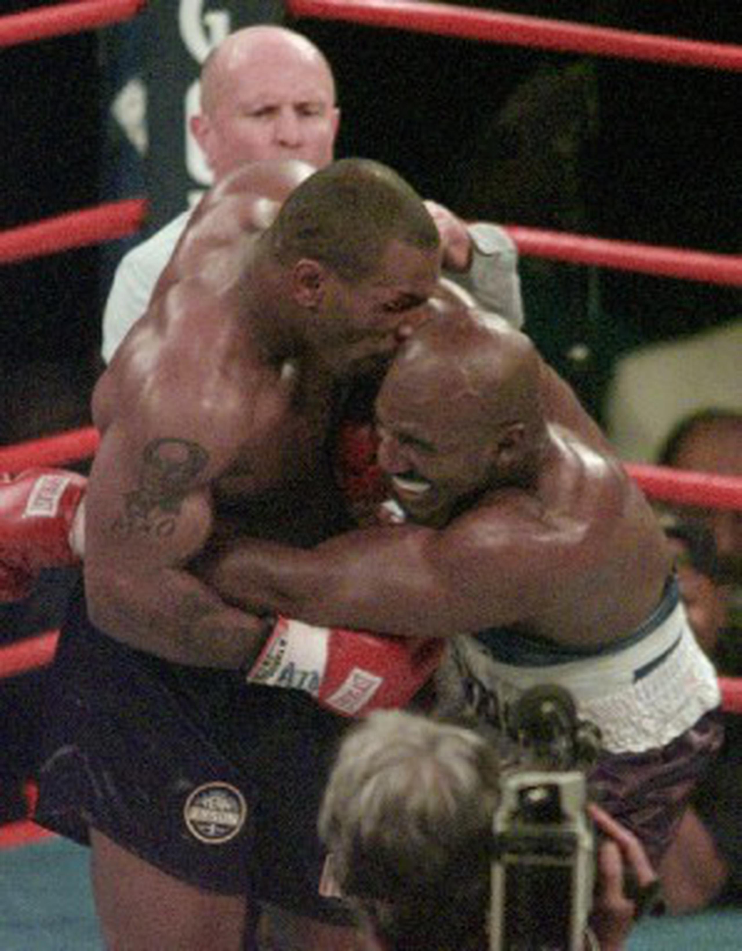 Mike Tyson fue captado por las cámaras en el momento en que mordió por segunda ocasión a Evander Holyfield y le arrancó parte de su oído derecho. (Archivo \ AP \ Jack Smith)