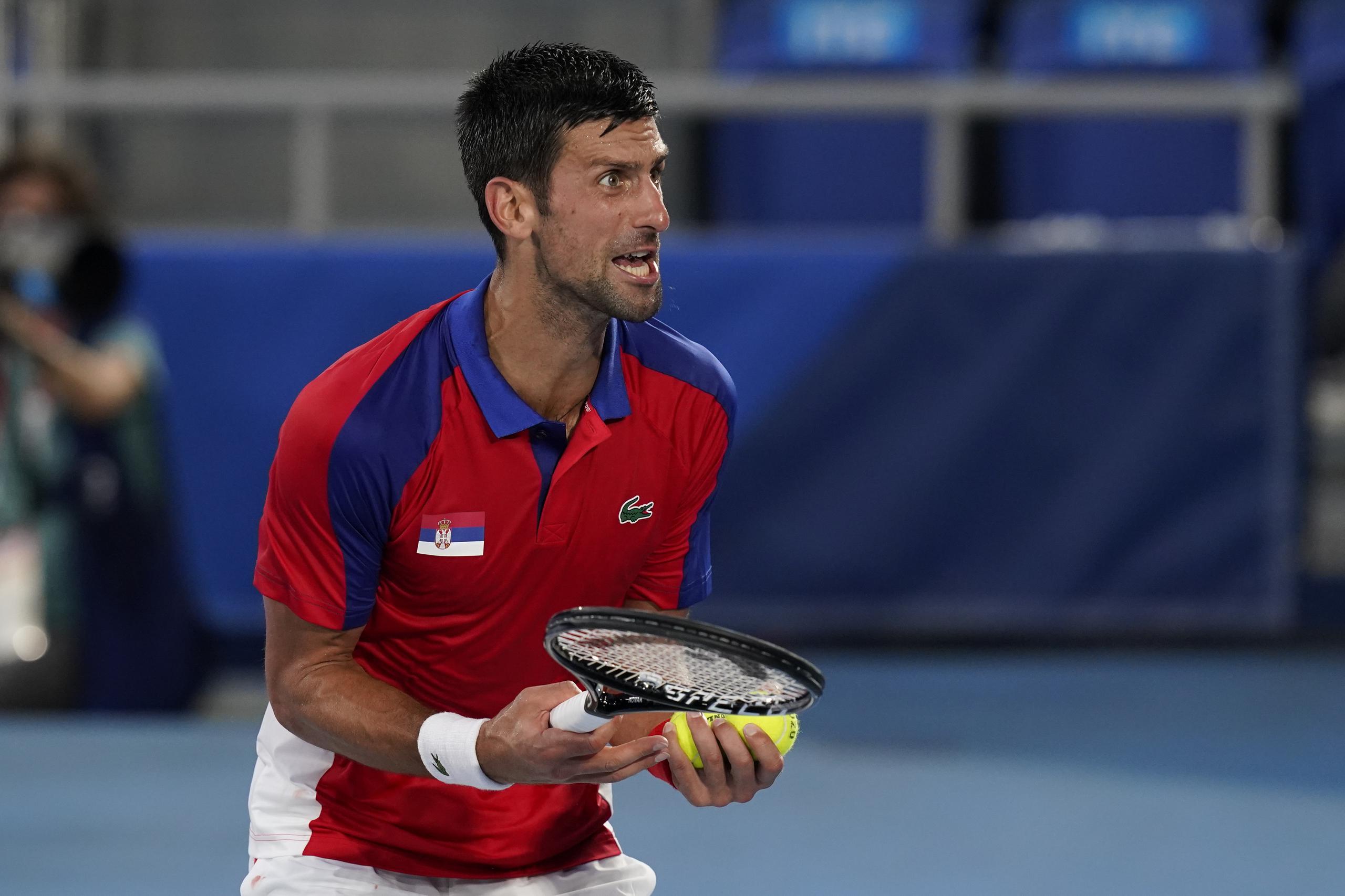 El serbio Novak Djokovic reacciona durante su partido contra el alemán Alexander Zverev por las semifinales del tenis de los Juegos Olímpicos de Tokio.