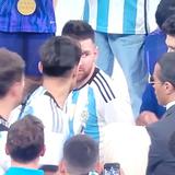 Salt Bae responde en redes tras polémica por agarrar por brazo a Messi