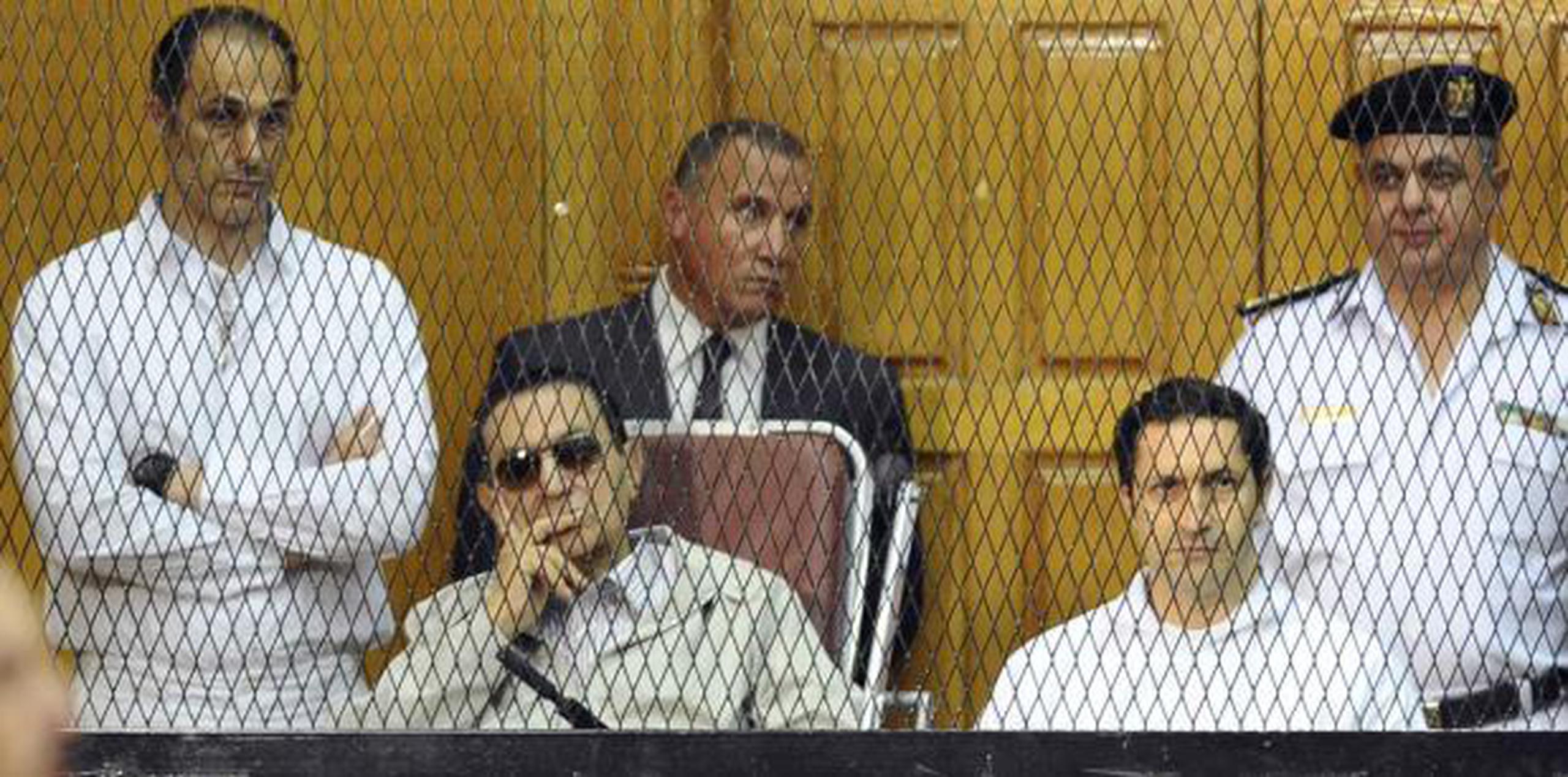 Tanto Hosni Mubarak como sus hijos fueron sentenciados a tres años de cárcel por corrupción en el 2015. (AP)