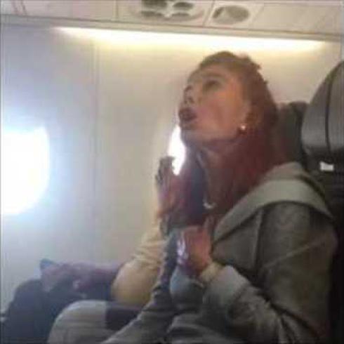 Mujer se pone revoltosa en pleno vuelo 