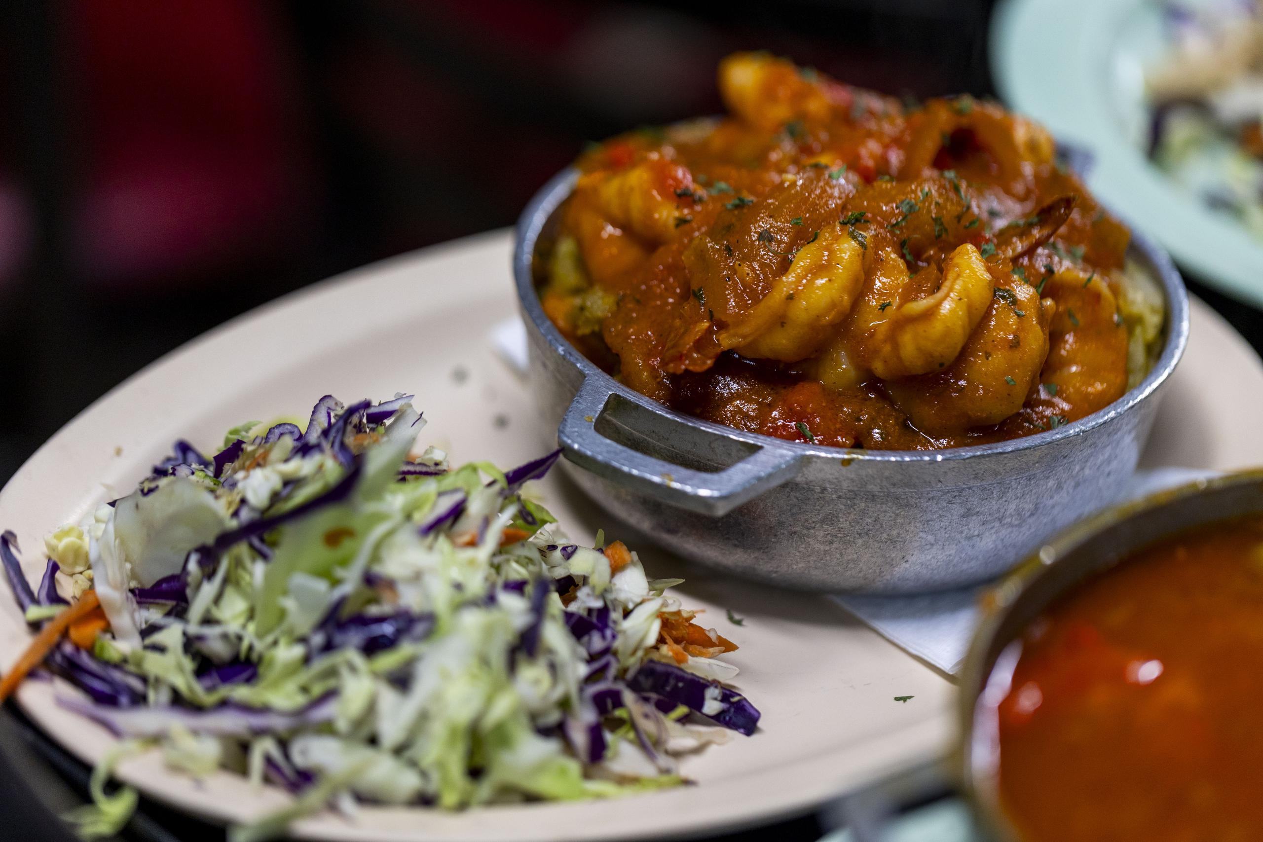 El Restaurante Los Serranos, en Palo Seco, Toa Baja se especializa en mariscos de todas clases. En la foto: Monfongo relleno de camarones en salsa criolla.
