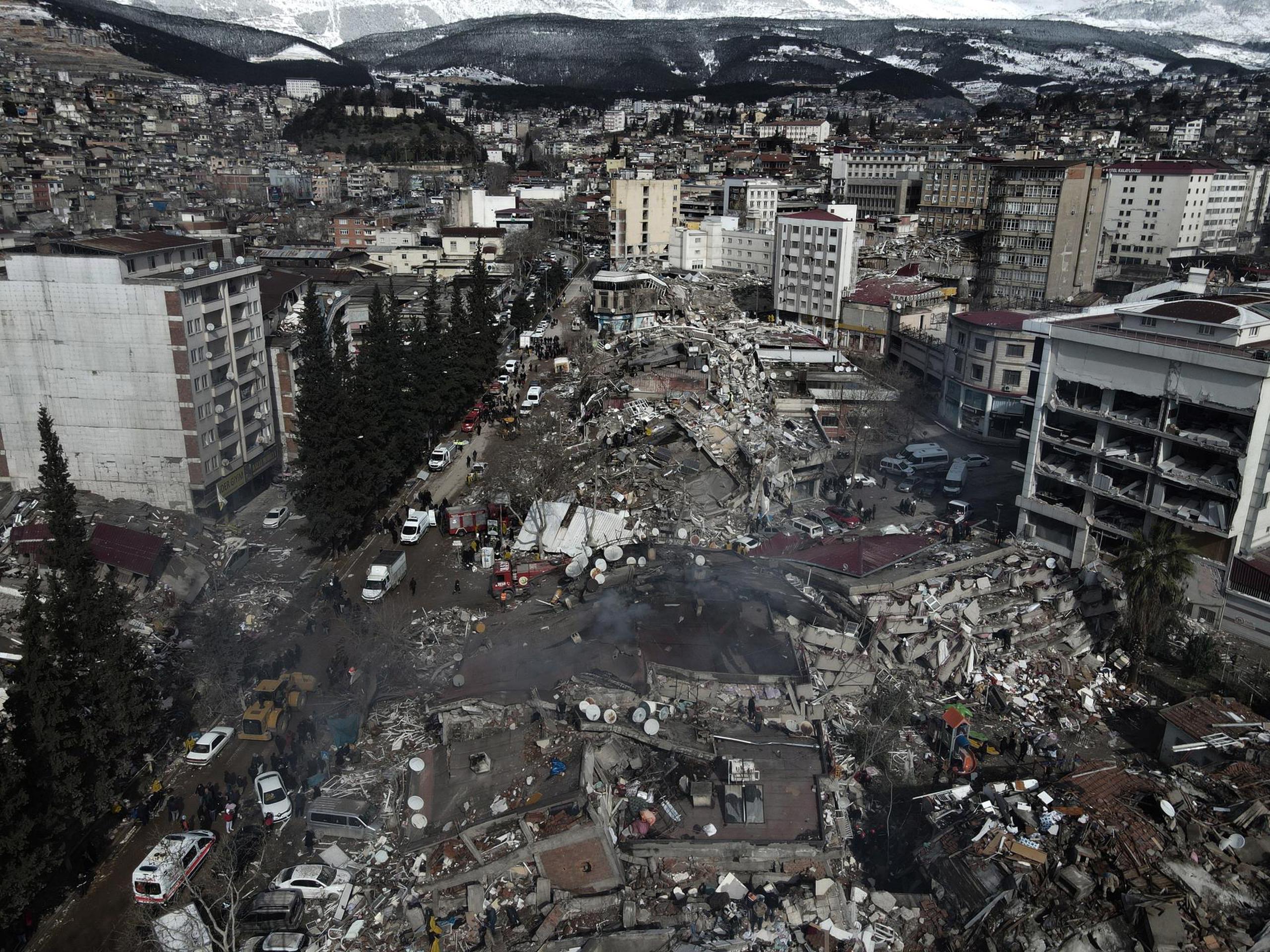 Vista desde un dron de un gran número de edificios colapsados a causa del potente terremoto que azotó el pasado lunes el sureste de Turquía. (EFE/ Necati Savas)