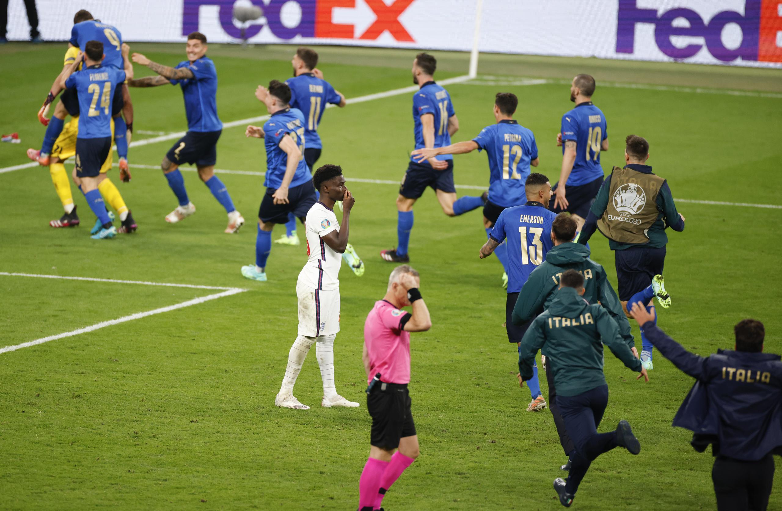 Bukayo Saka, de Inglaterra, reacciona tras fallar el cobro desde el punto penal en la tanda decisiva que le dio el campeonato de la Euro 2020 a Italia.