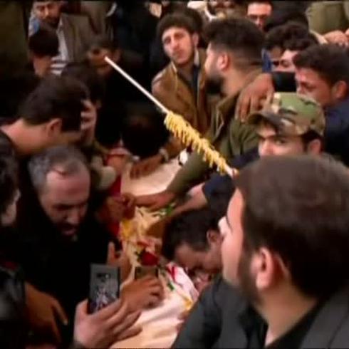 Miles de personas en Irak piden venganza contra EEUU en funeral de general Soleimani