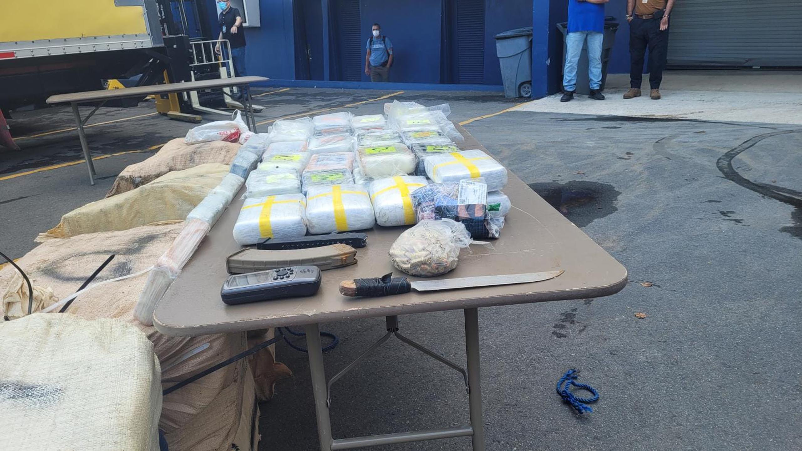 La cocaína fue ocupada por agentes del Negociado de Fuerzas Unidas de Rápida Acción en una embarcación de 25 pies de eslora en la costa de Dorado.