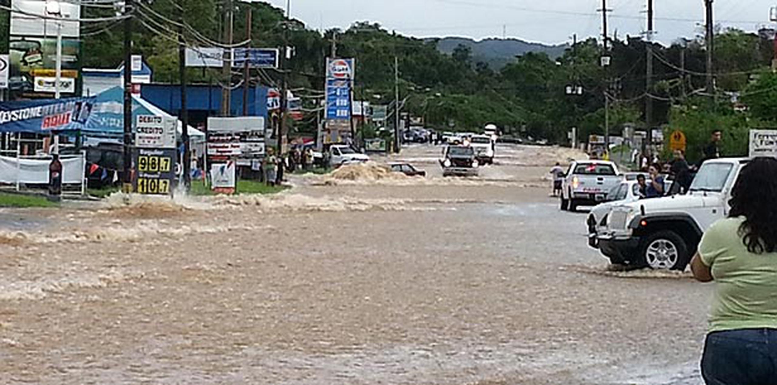 Lluvia transforma en un río a la PR2 en Primera Hora