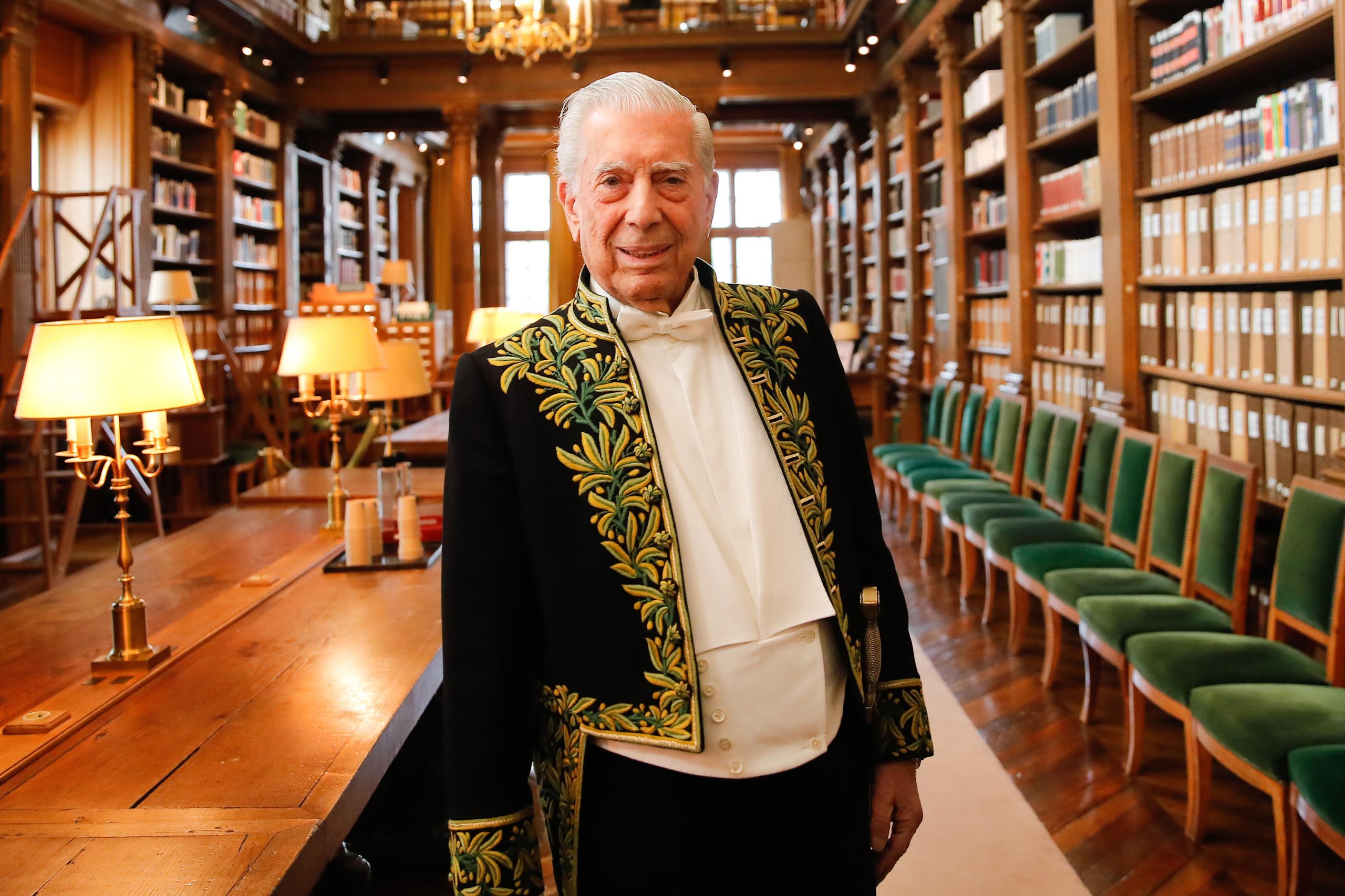 Mario Vargas Llosa posa para fotografías en la biblioteca del Instituto Francés en París este 9 de febrero vestido con el tradicional traje bordado con hojas de olivo. (EFE/EPA/TERESA SUÁREZ)