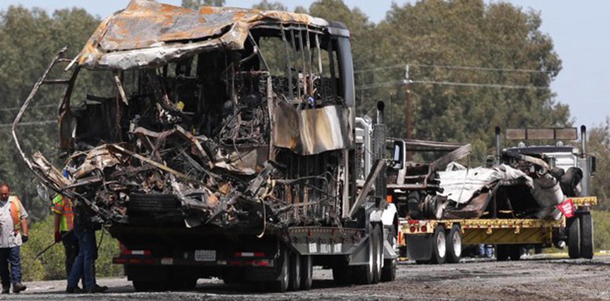 El camión de FedEx invadió el carril donde transitaba el autobús estudiantil, causando el mortal accidente.  (AFP)